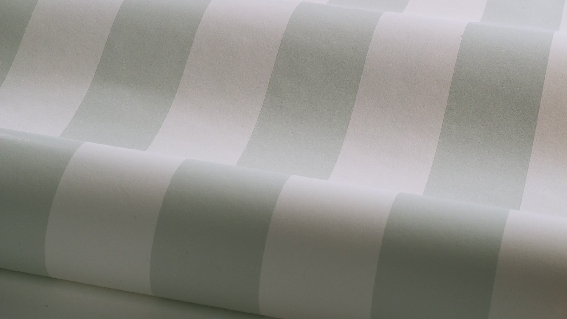 Vliesbehang papier gestreept FALSTERBO STRIPE wit met groen