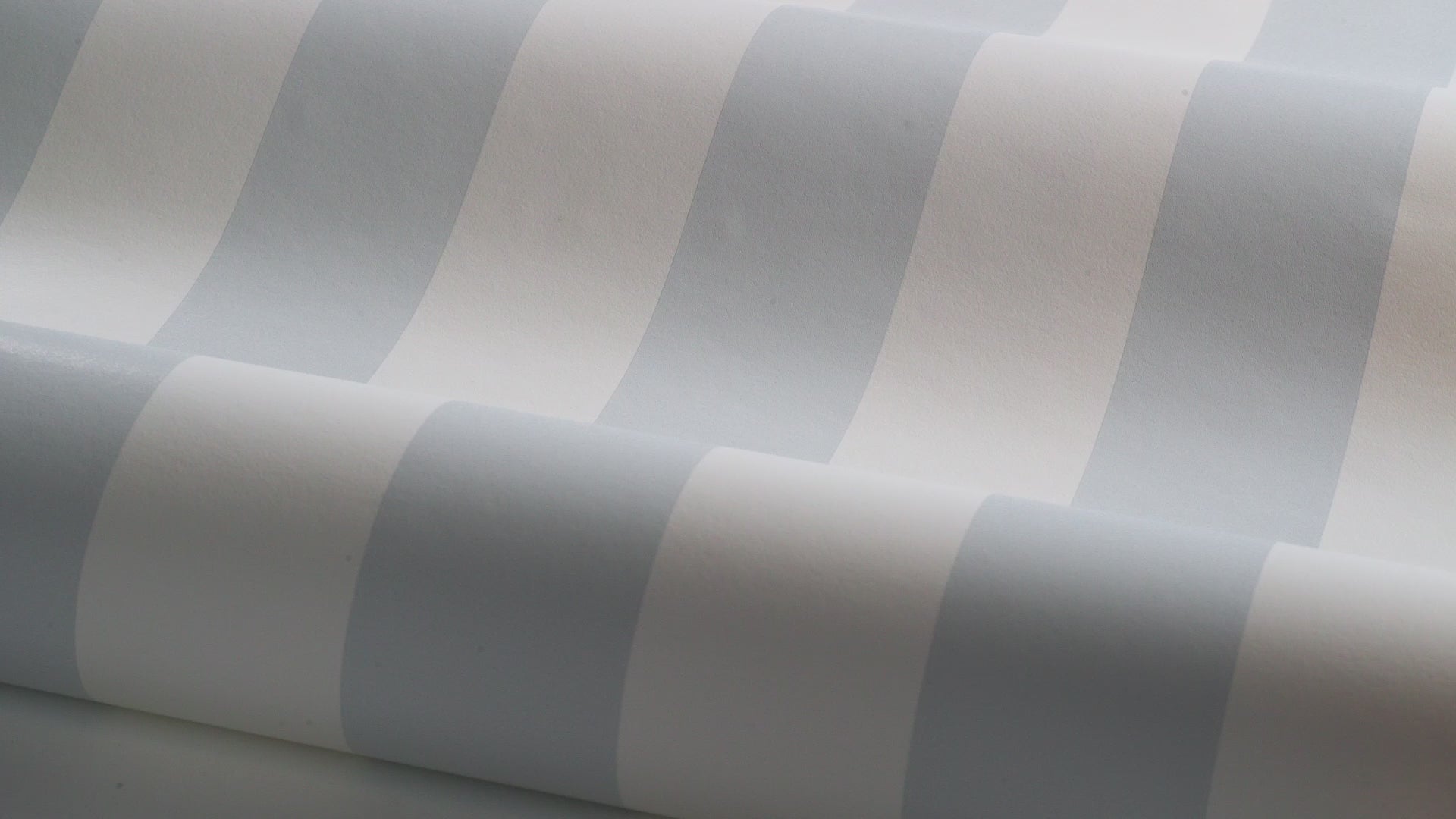 Vliesbehang papier gestreept FALSTERBO STRIPE wit met blauw