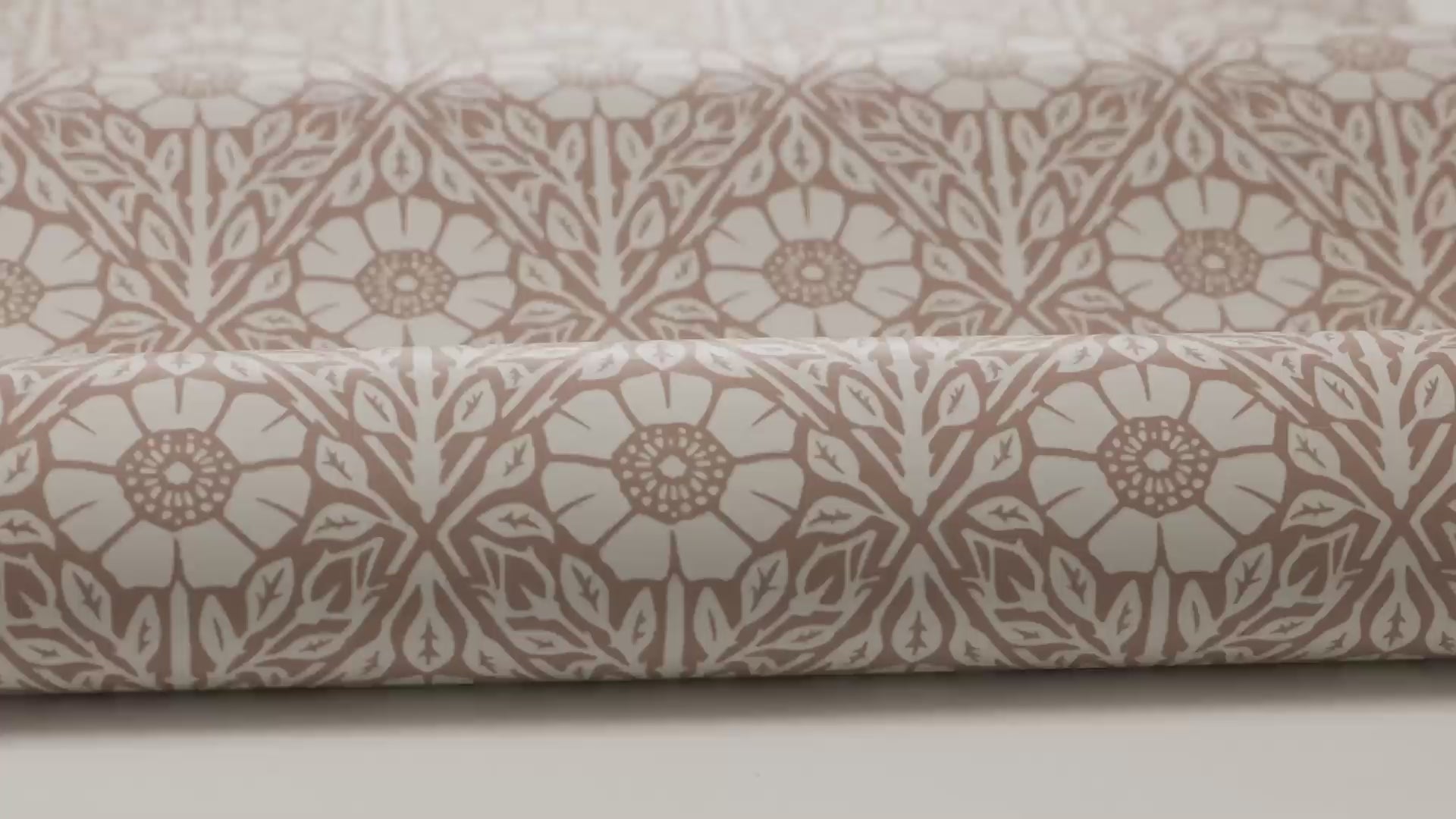 Behang met plantenmotief in bloemen NYPONROS terracotta met wit