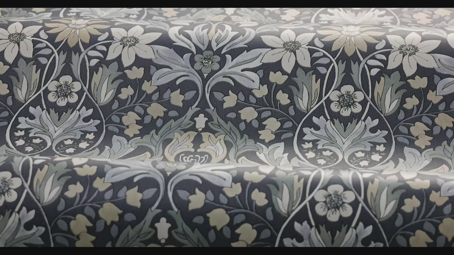 Tapete mit Pflanzenmotiv BLOMSTERFRÖJD in Marineblau mit Grün