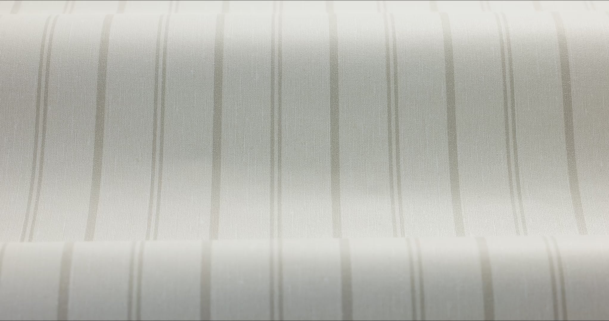 Beige gestreepte behang WOODLAND STRIPE met grijs