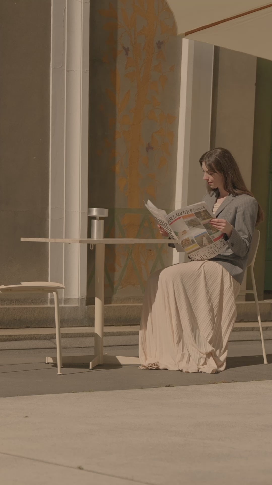 Stół okrągły kawiarniany NOOK biały marmur z oliwkową podstawą