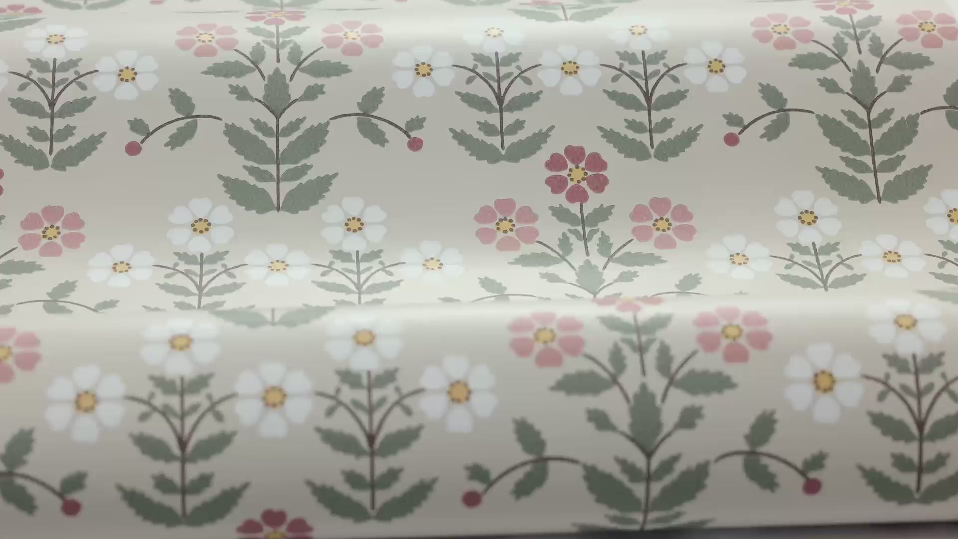 Tapete mit pflanzlichem Blumenmotiv SIPPOR braun mit weißem