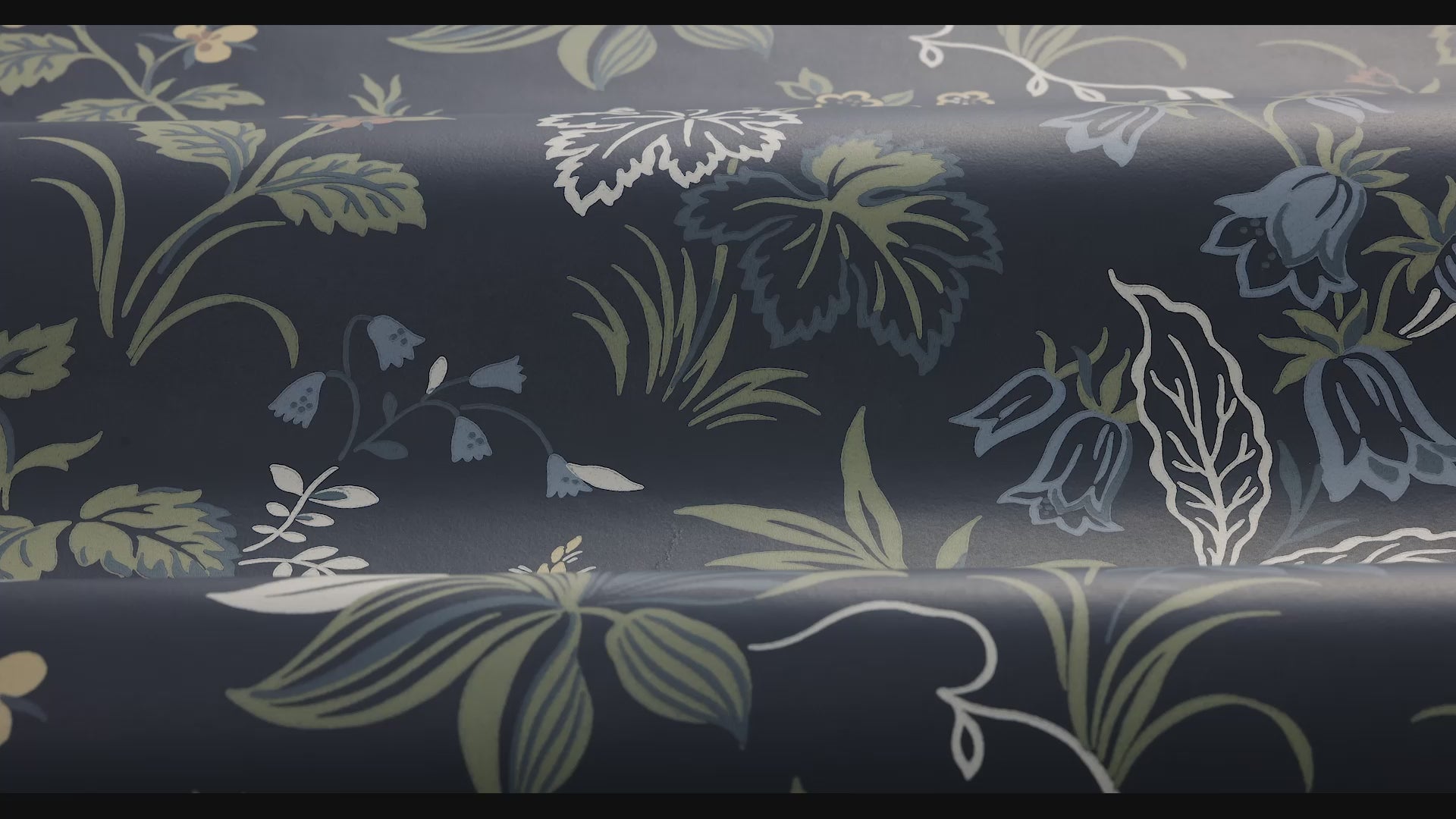 Tapete mit Pflanzenmotiv FOLKLORE in Marineblau und Grün