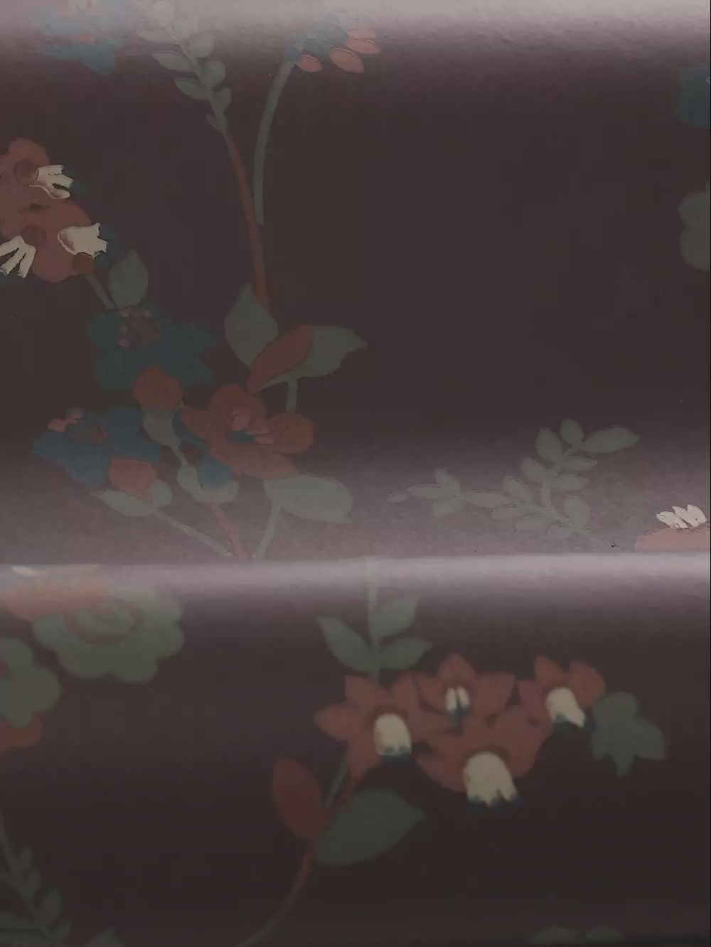 Behang met plantenmotief bloemen VERA donker bordeaux met groen