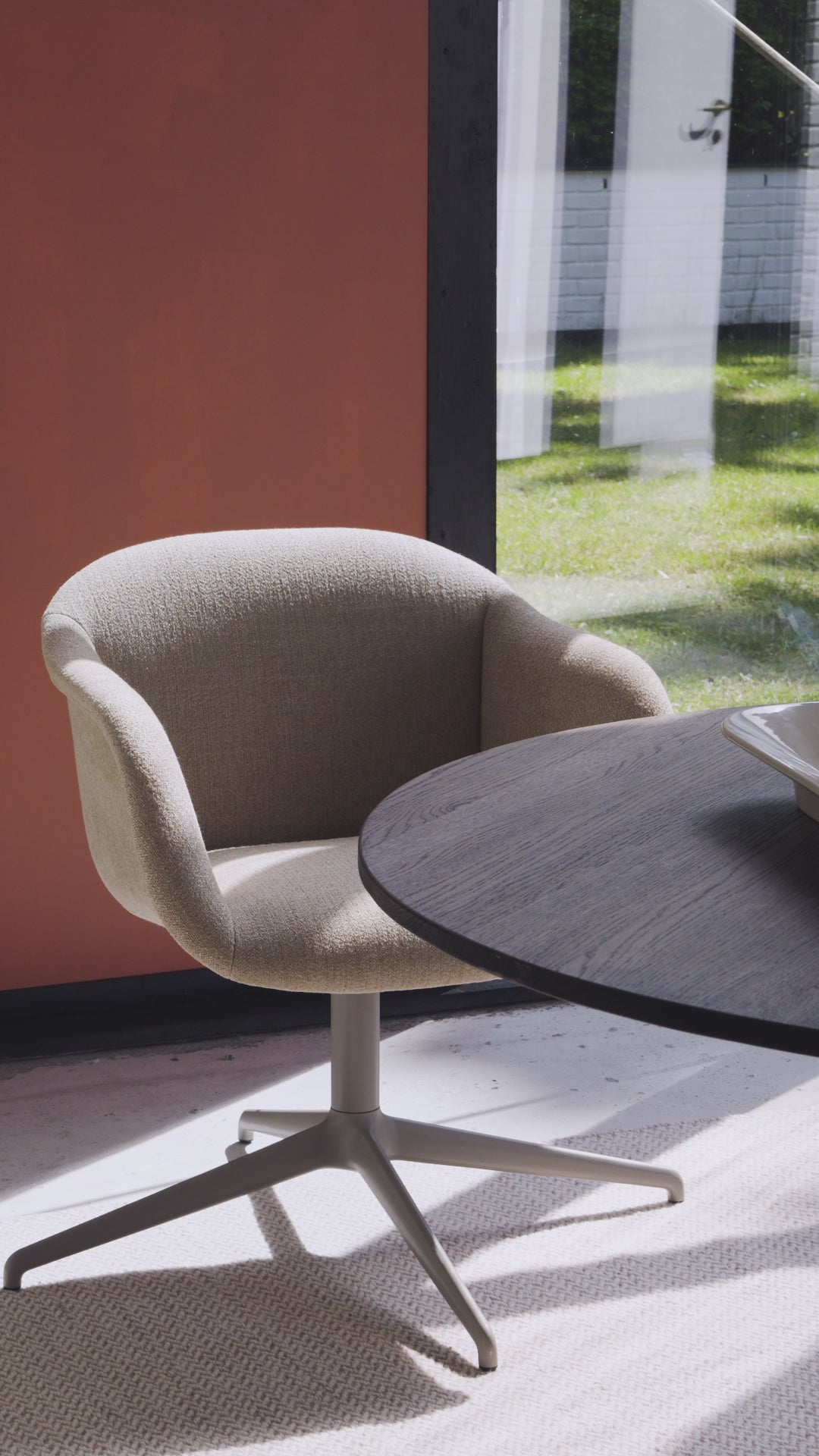 Krzesło obrotowe z podłokietnikami FIBER SOFT personalizowane z podstawą na kółkach i regulacją wysokości – Muuto