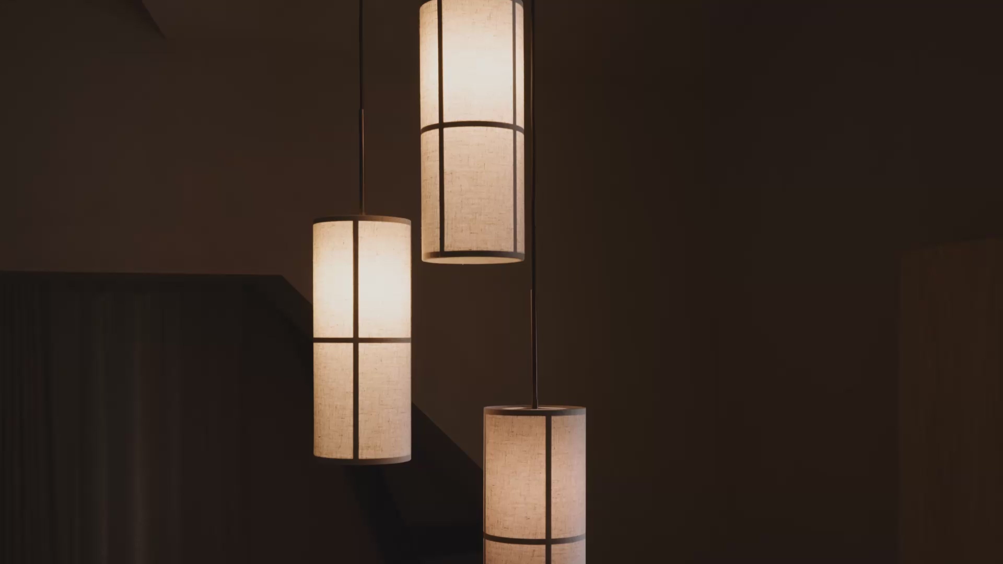 HASHIRA floor lamp with a linen shade and an ash base