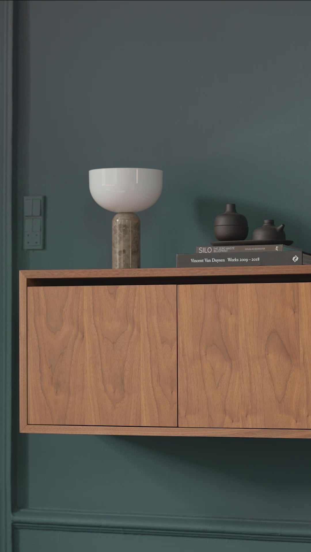 Szafka wisząca z drzwiczkami NEW WORKS czarny fornir jesionowy