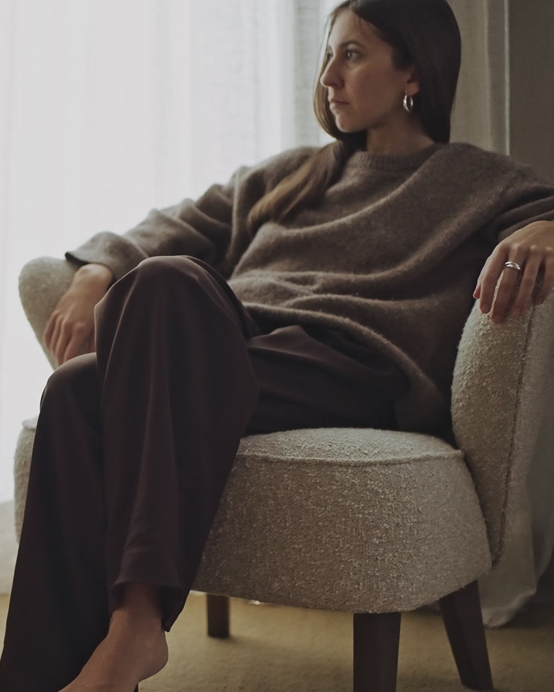 INGEBORG light gray armchair with dark oak base