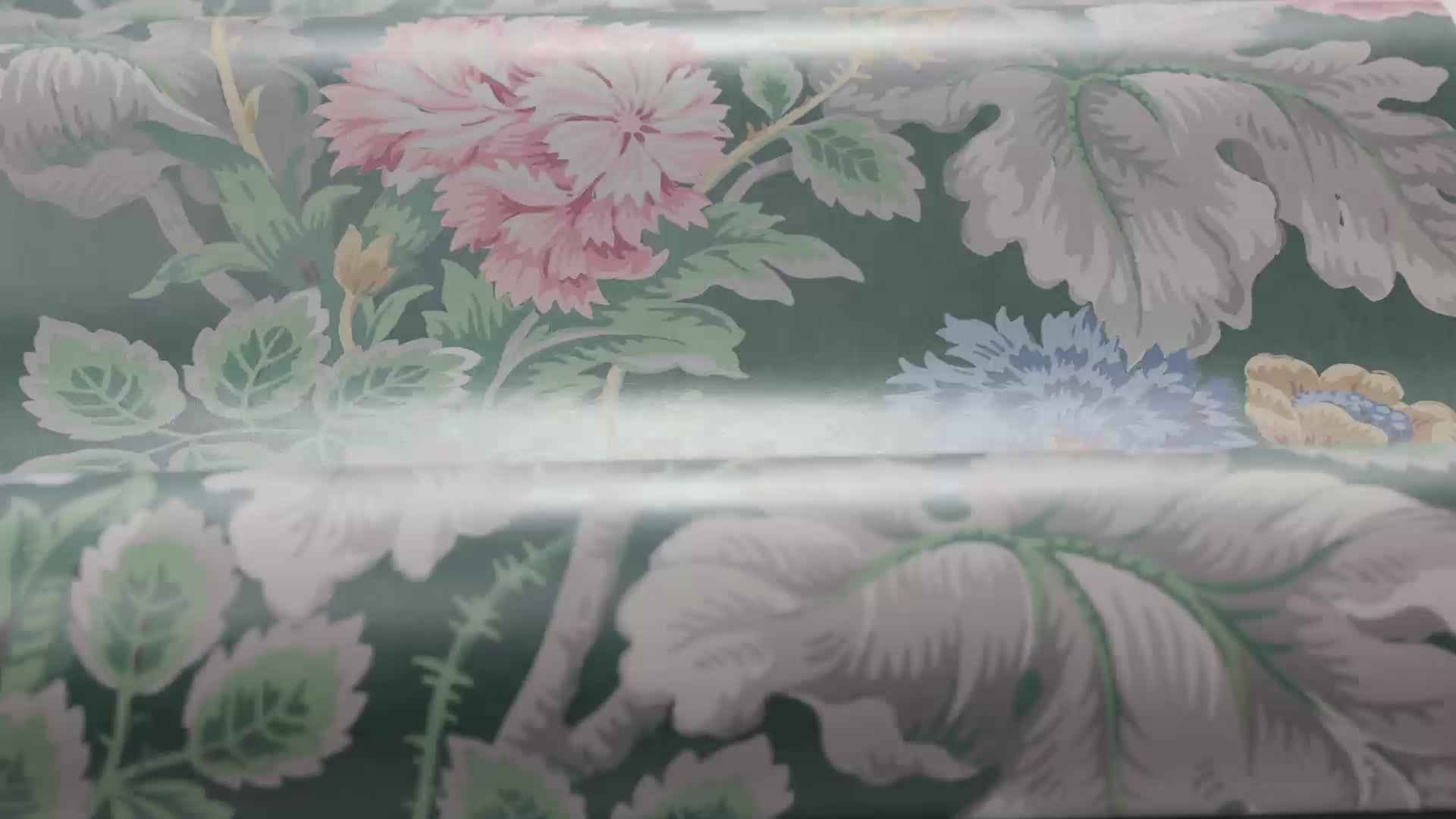 Behang met plantenmotief in bloemen CARNATION GARDEN groen