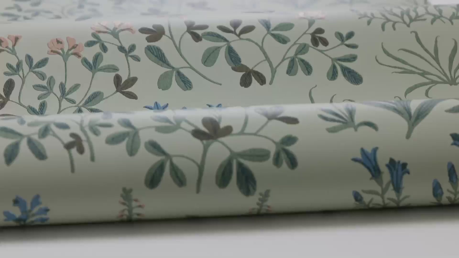 Tapijt met plantaal bloemenmotief NORAS ANG gedempt groen met blauw