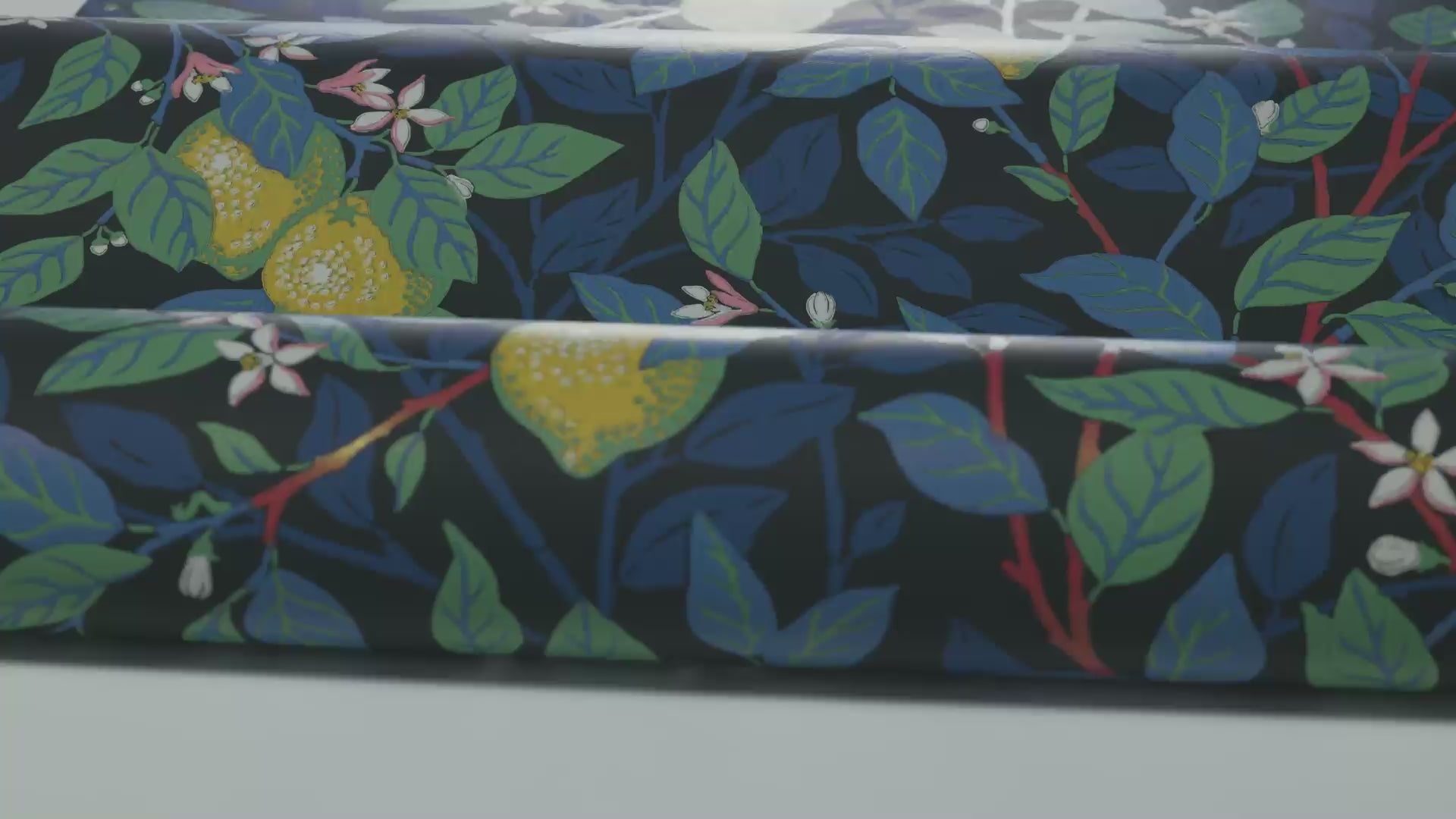 Vliesbehang met plantaal patroon CITRONTRÄD blauw met geel