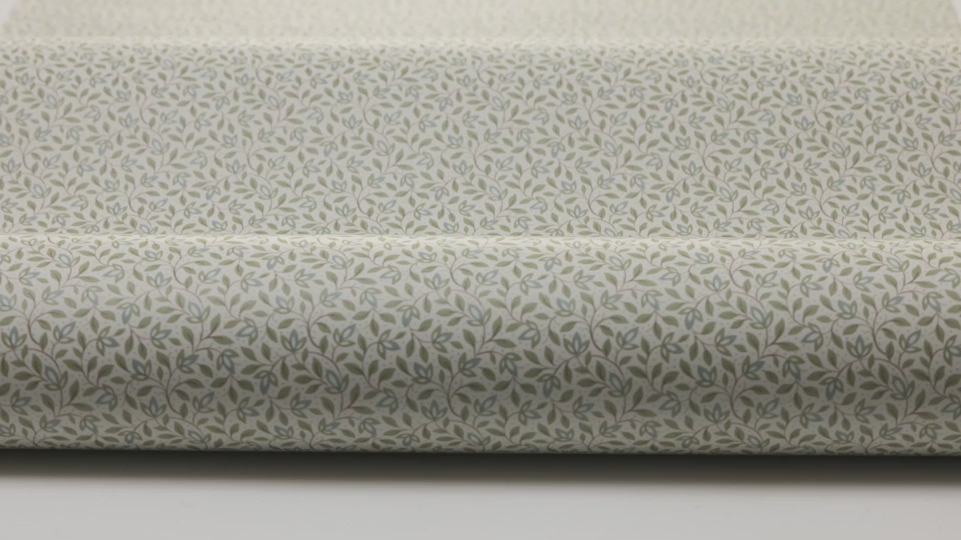 Groene IDA behang met plantenmotief en witte accenten