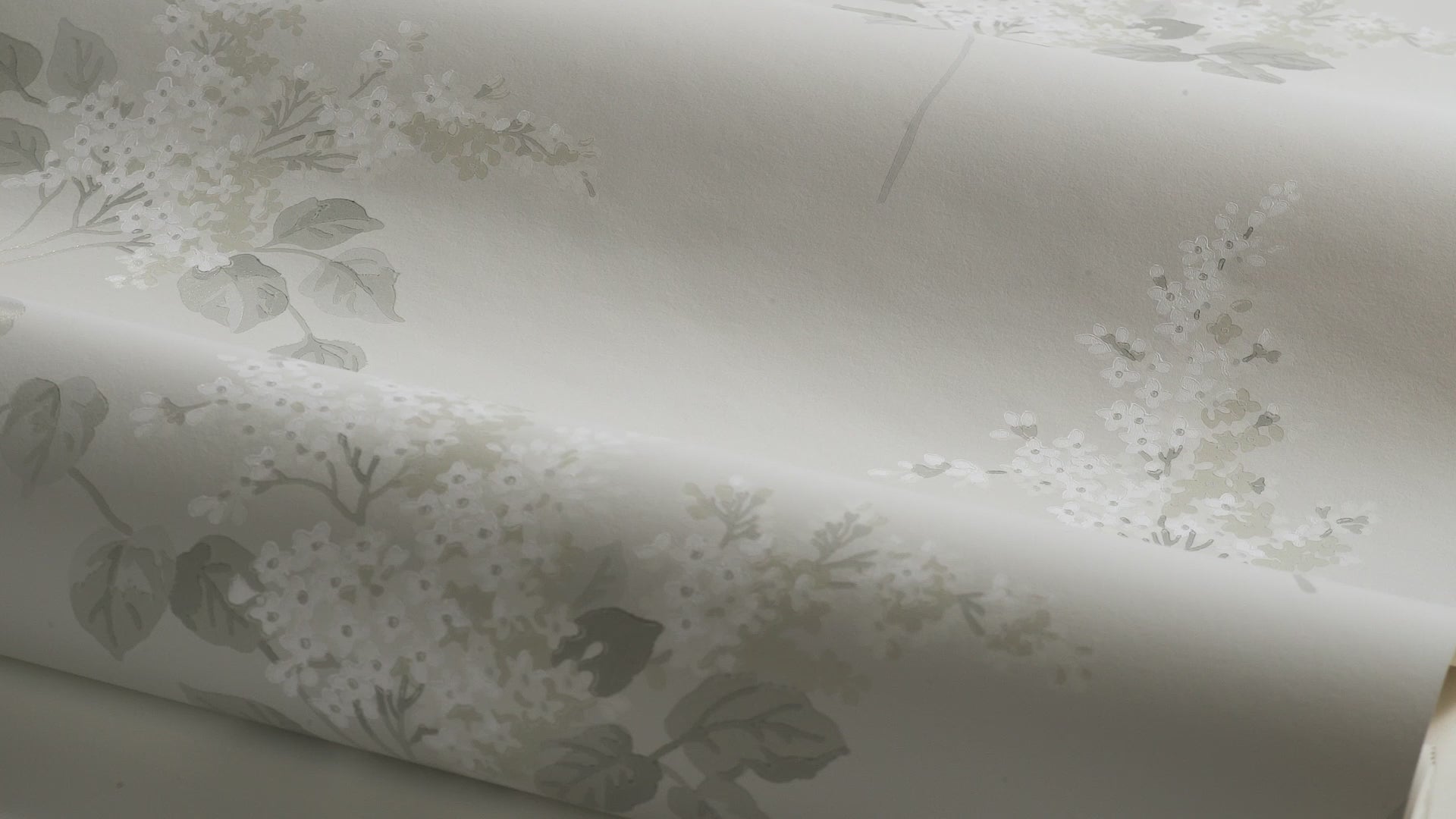 Behang met een bloemenpatroon LILACS grijs met wit