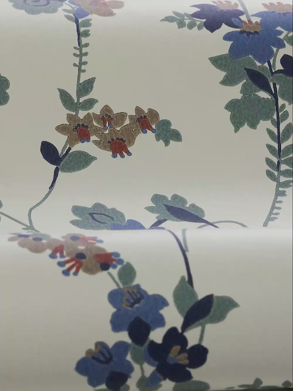 Beige VERA bloemenmotief behang met blauwe accenten