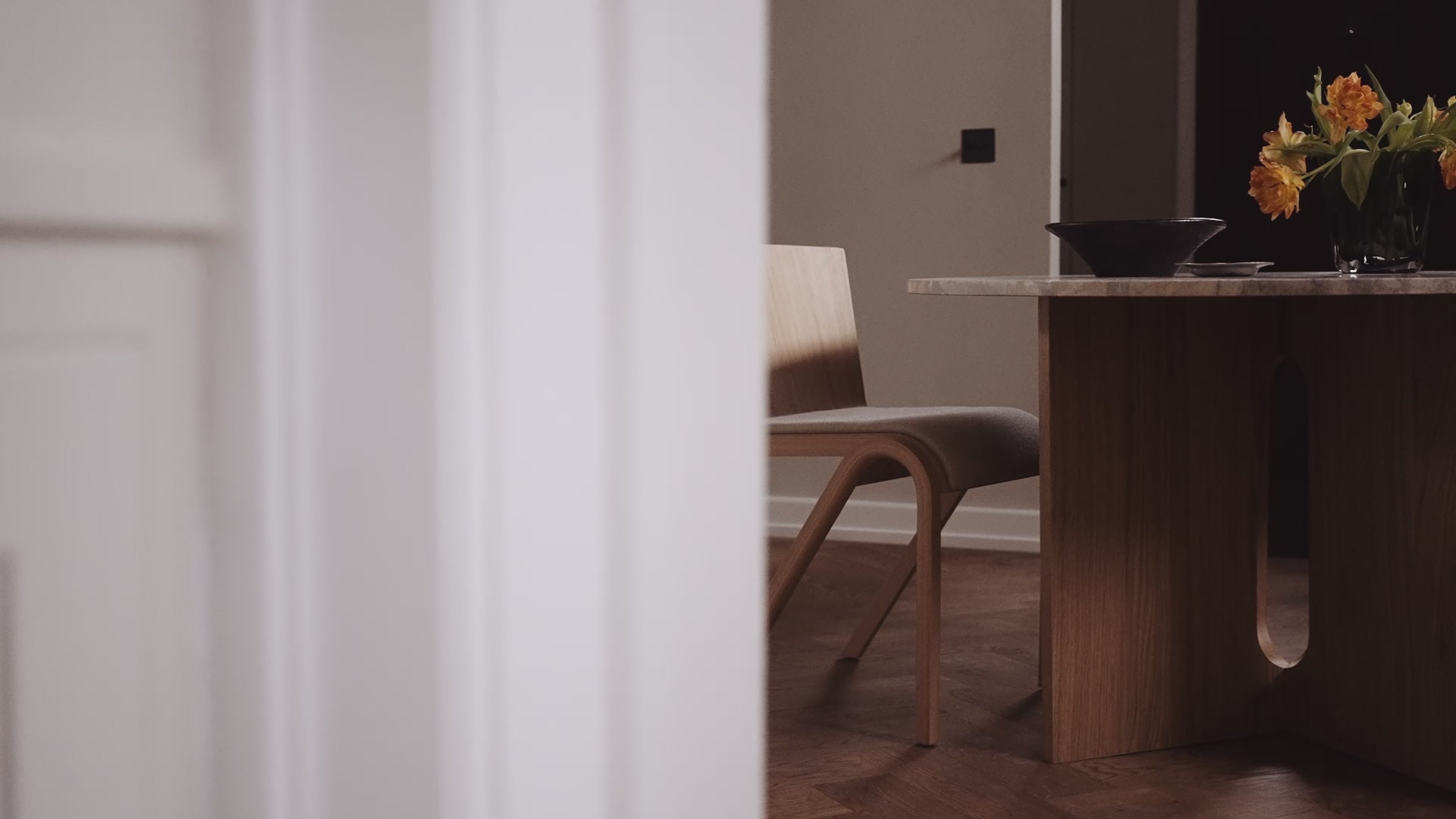 Couchtisch ANDROGYNE weiß-brauner Marmor mit Nussbaumfuß