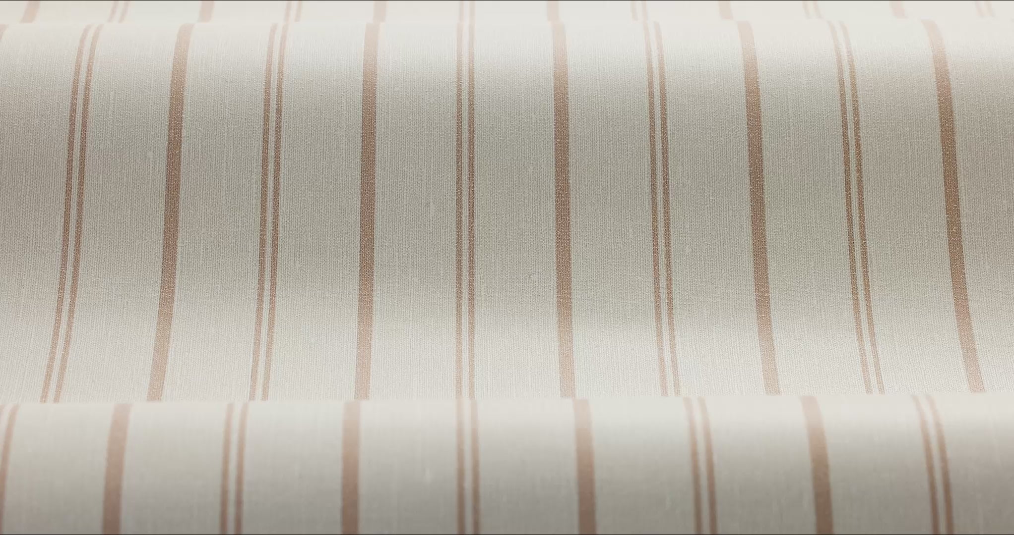 Beige gestreepte behang WOODLAND STRIPE