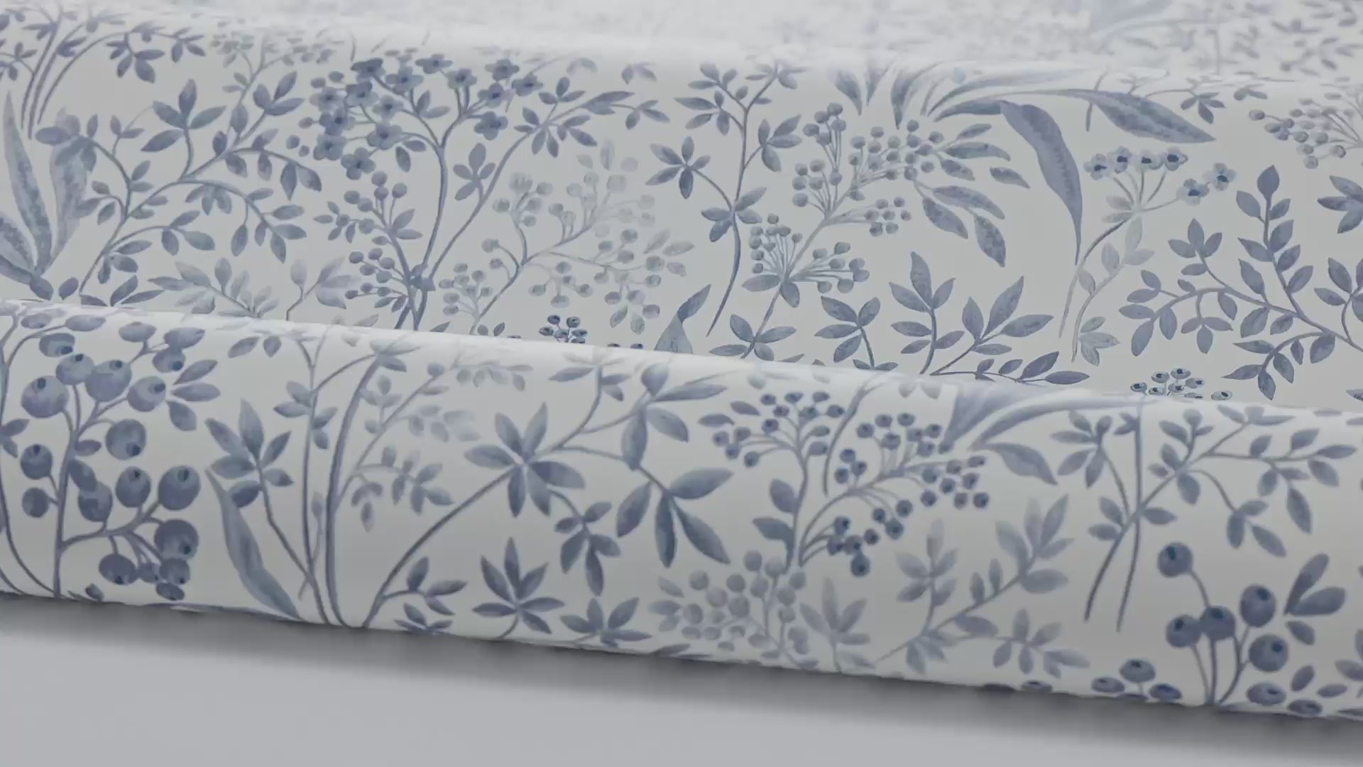 Vliesbehang met plantaal patroon NOCTURNE blauw met lichtbeige