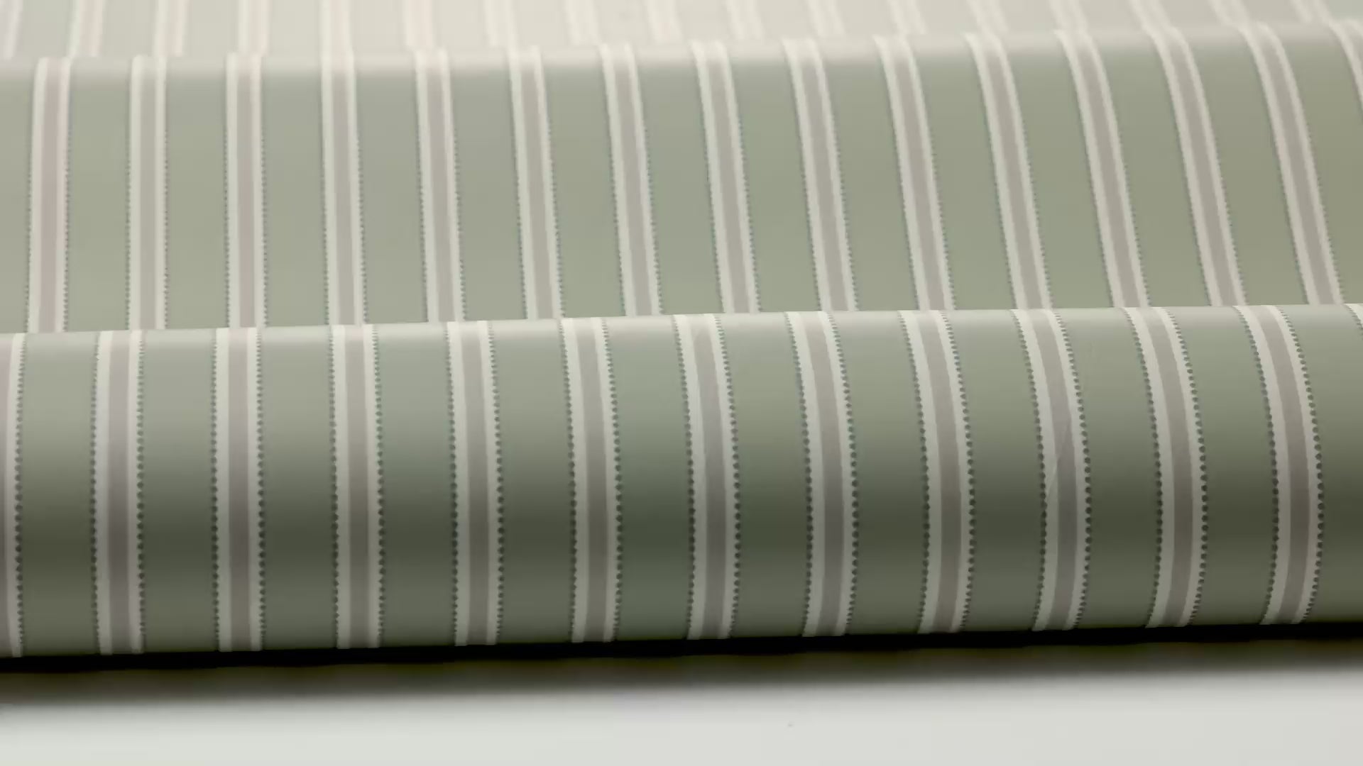 Gestreifte Tapete PÄRLRAND grün mit weiß