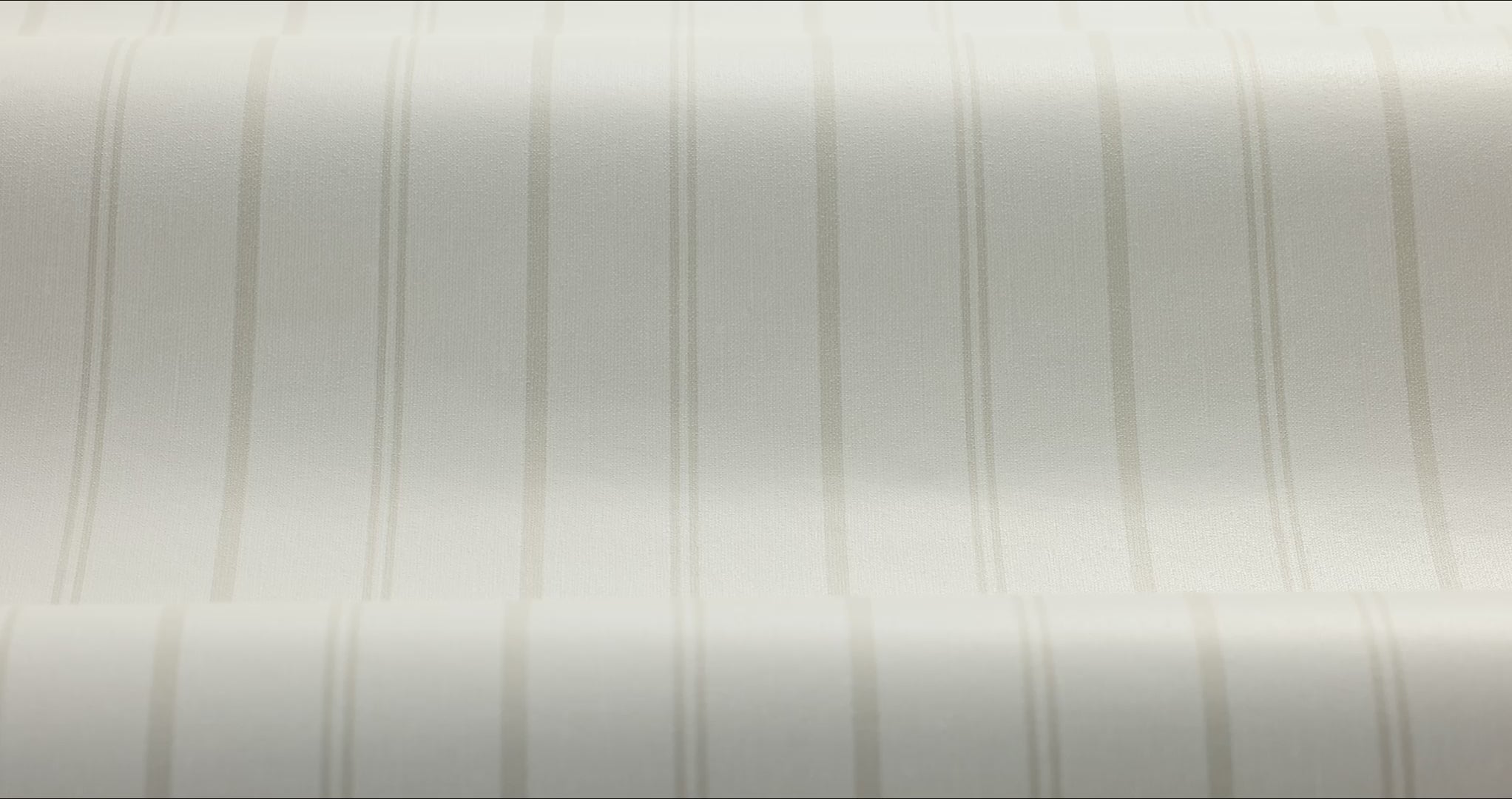 Beige gestreepte behang WOODLAND STRIPE met grijs