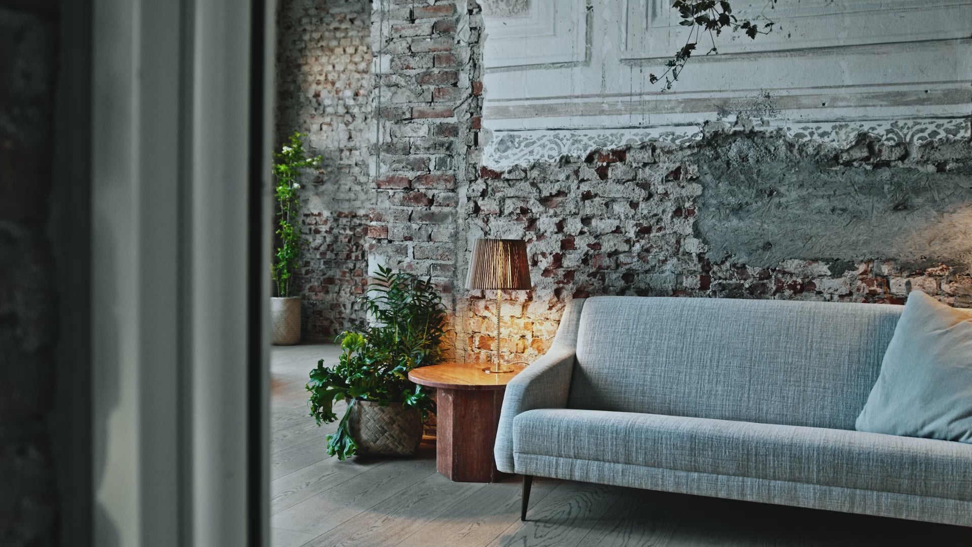 Tischlampe 9205 mit Bambusschirm und goldenem Fuß