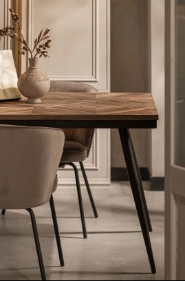 Tisch RHOMBIC aus Teakholz mit schwarzem Metallgestell