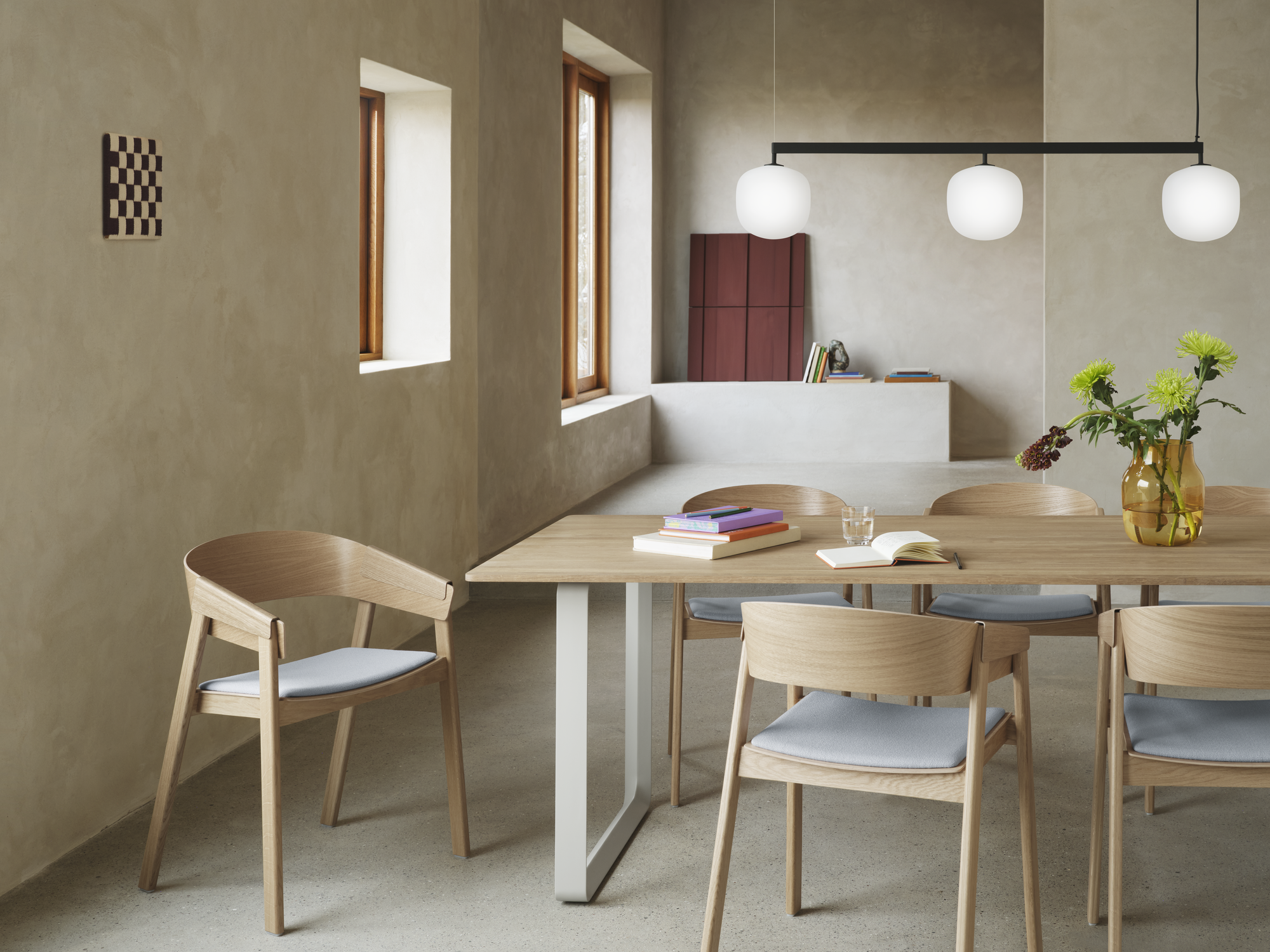 Eettafel 70/70 van eikenhout met witte basis