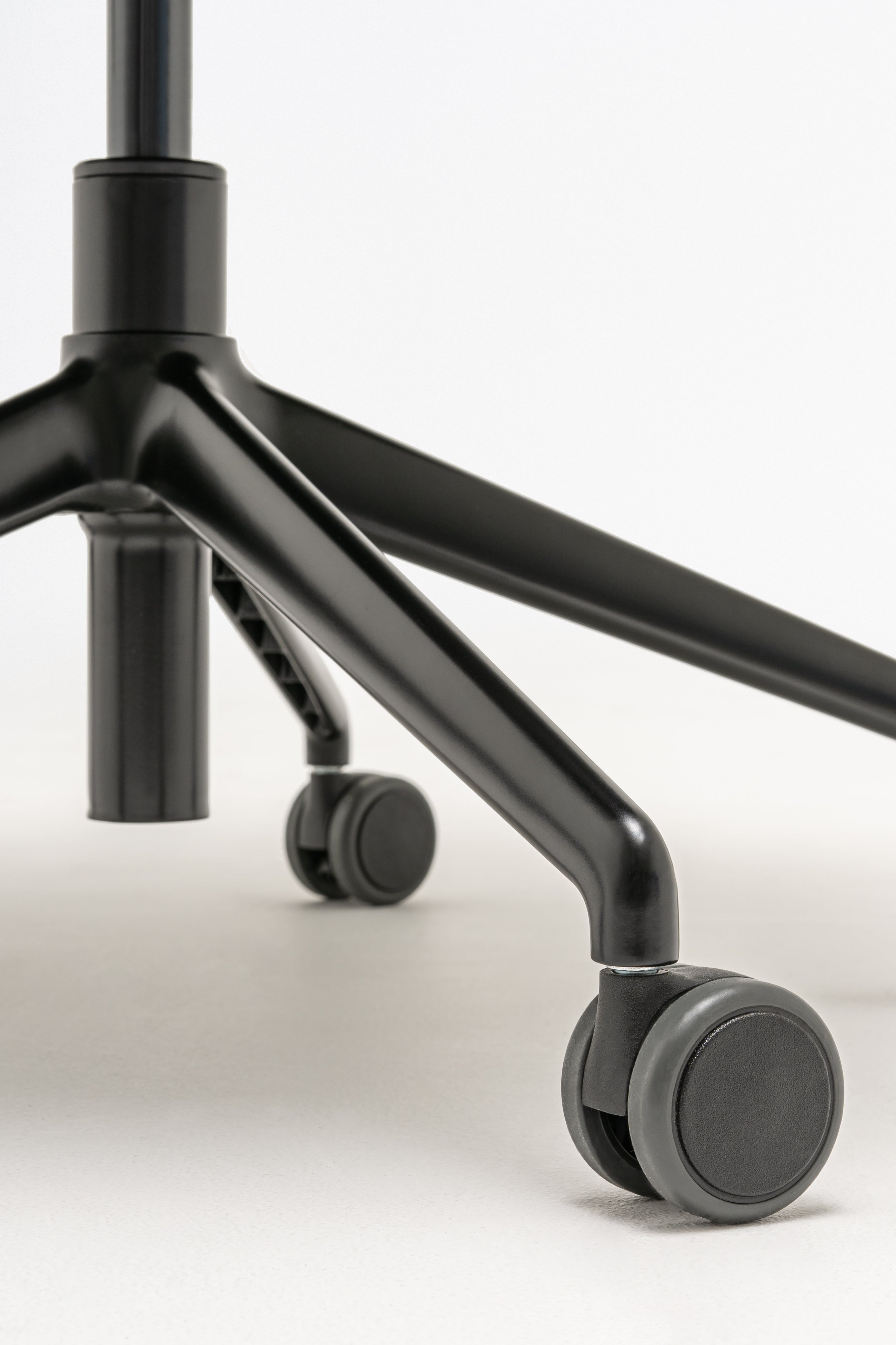 Fotel konferencyjny PARALEL regulowana podstawa z kółkami do powierzchni twardej