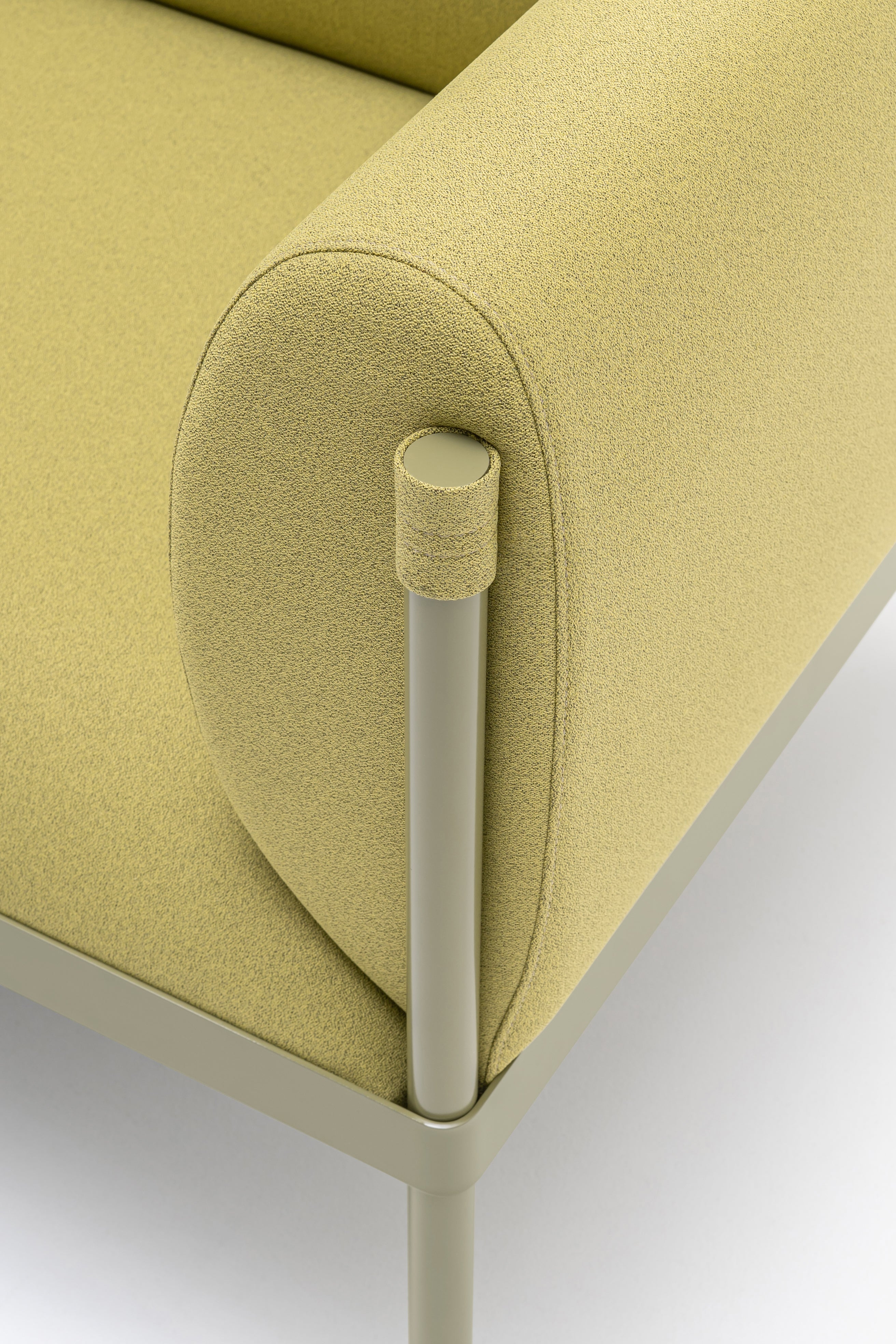 Sofa 3-osobowa niska STILT tapicerowana