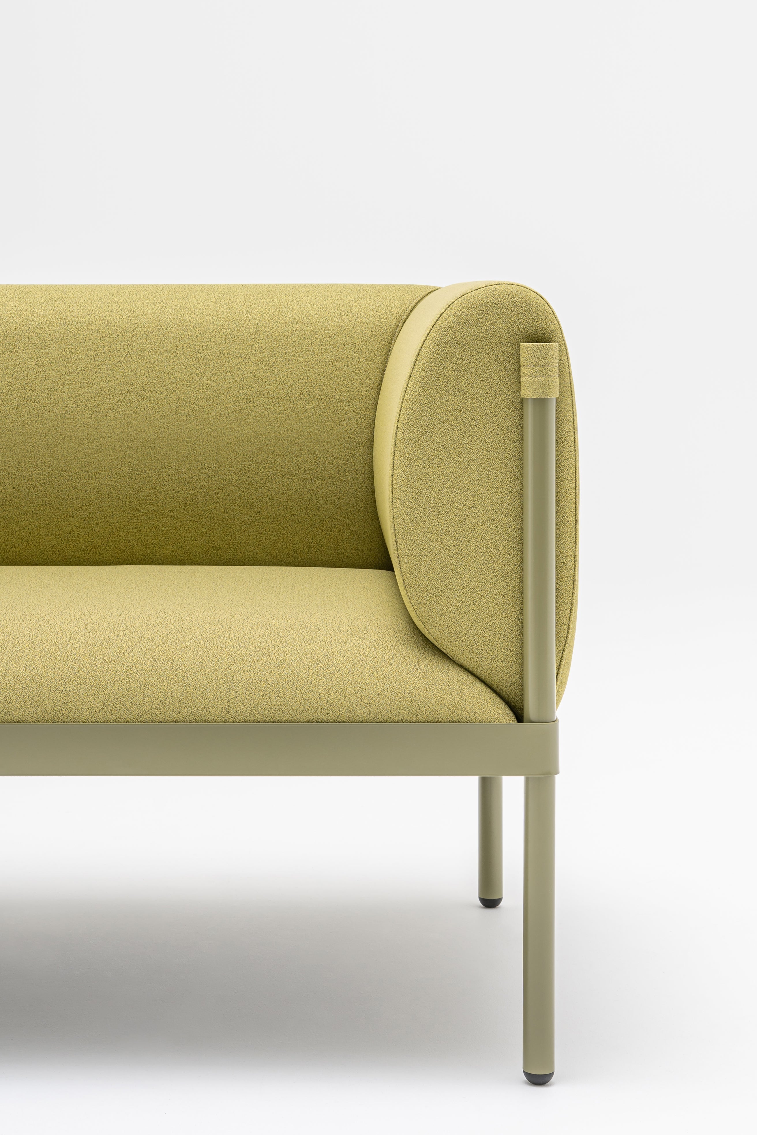 Sofa 2-osobowa niska STILT tapicerowana