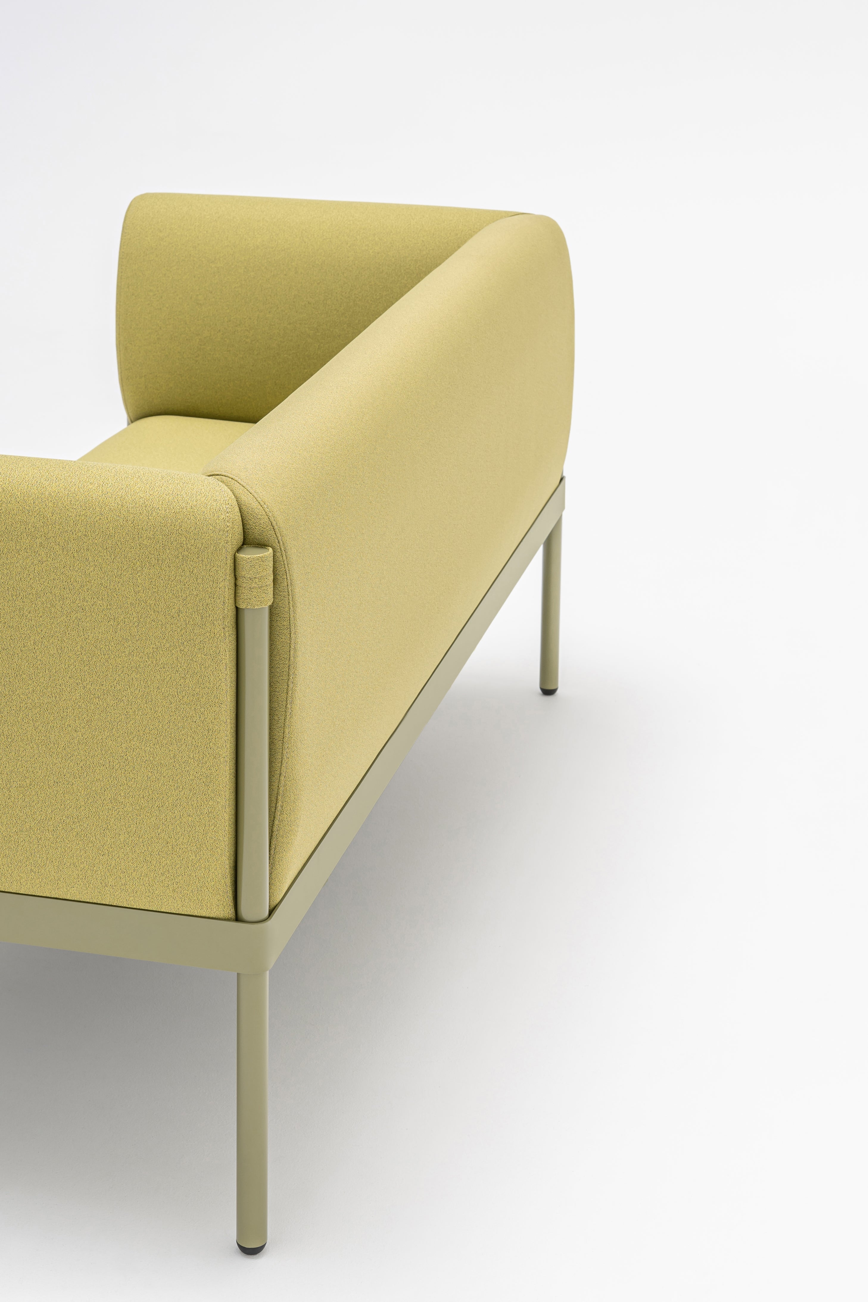 Sofa 2-osobowa niska STILT tapicerowana