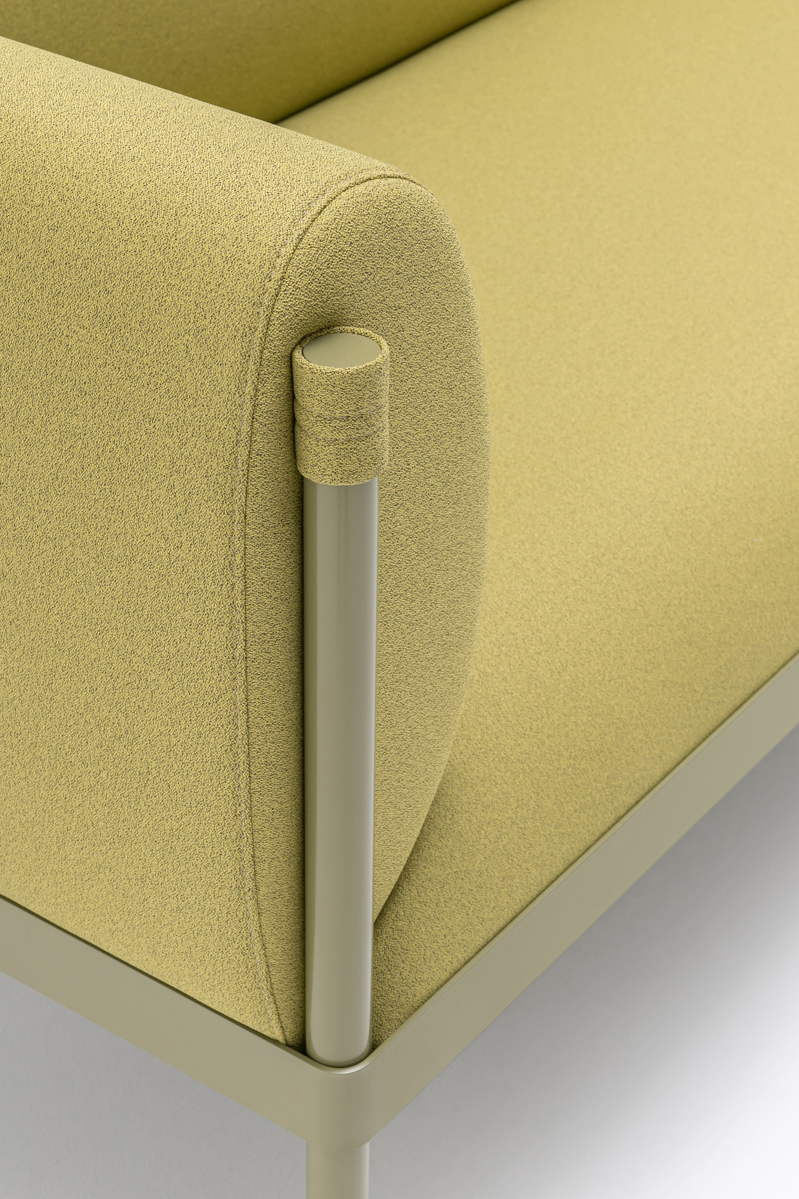 Sofa 2-osobowa niska STILT tapicerowana