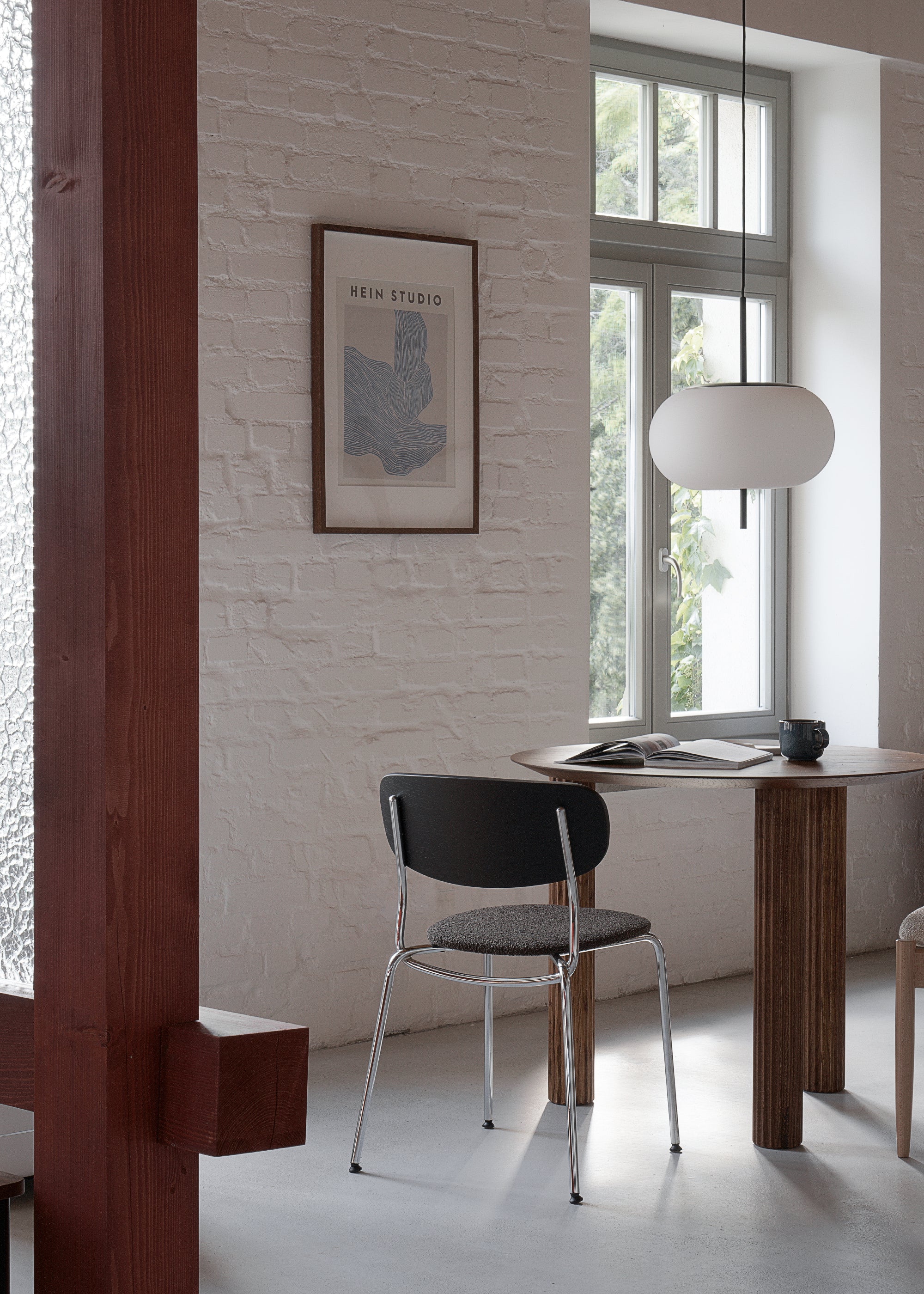 Stoel SPLOT SOFT zwart eikenhout met verchroomde basis en zwarte bouclé