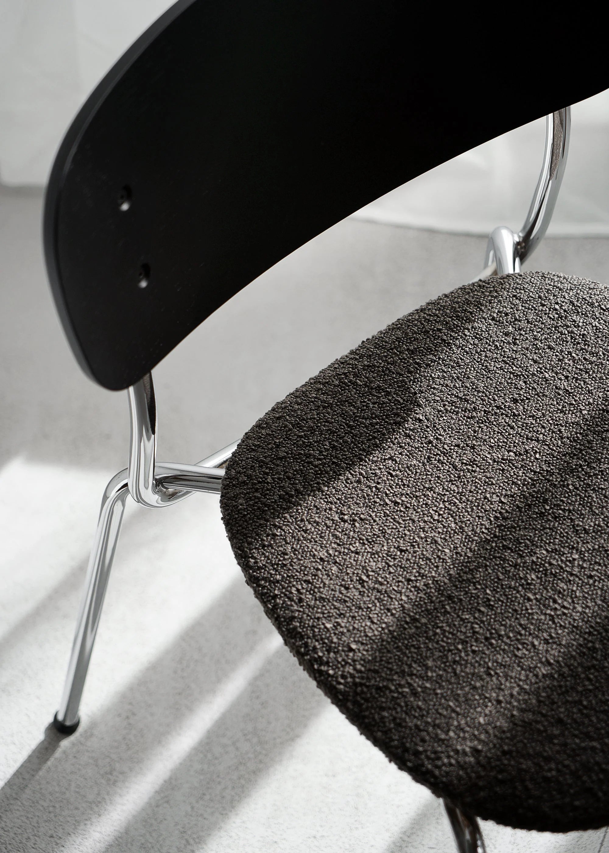 Stoel SPLOT SOFT zwart eikenhout met verchroomde basis en zwarte bouclé