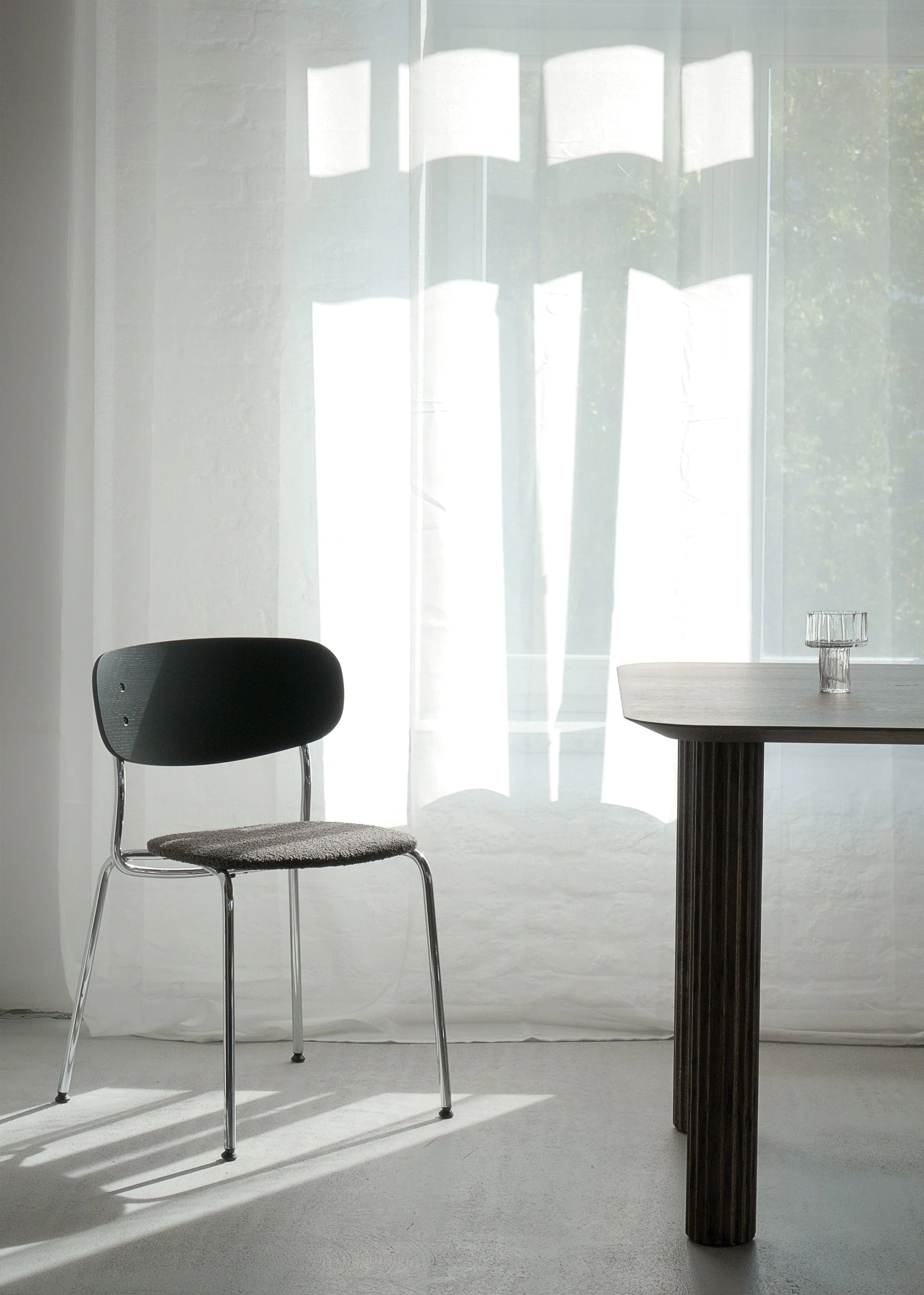 Stoel SPLOT SOFT zwart eikenhout met verchroomde basis en zwarte bouclé