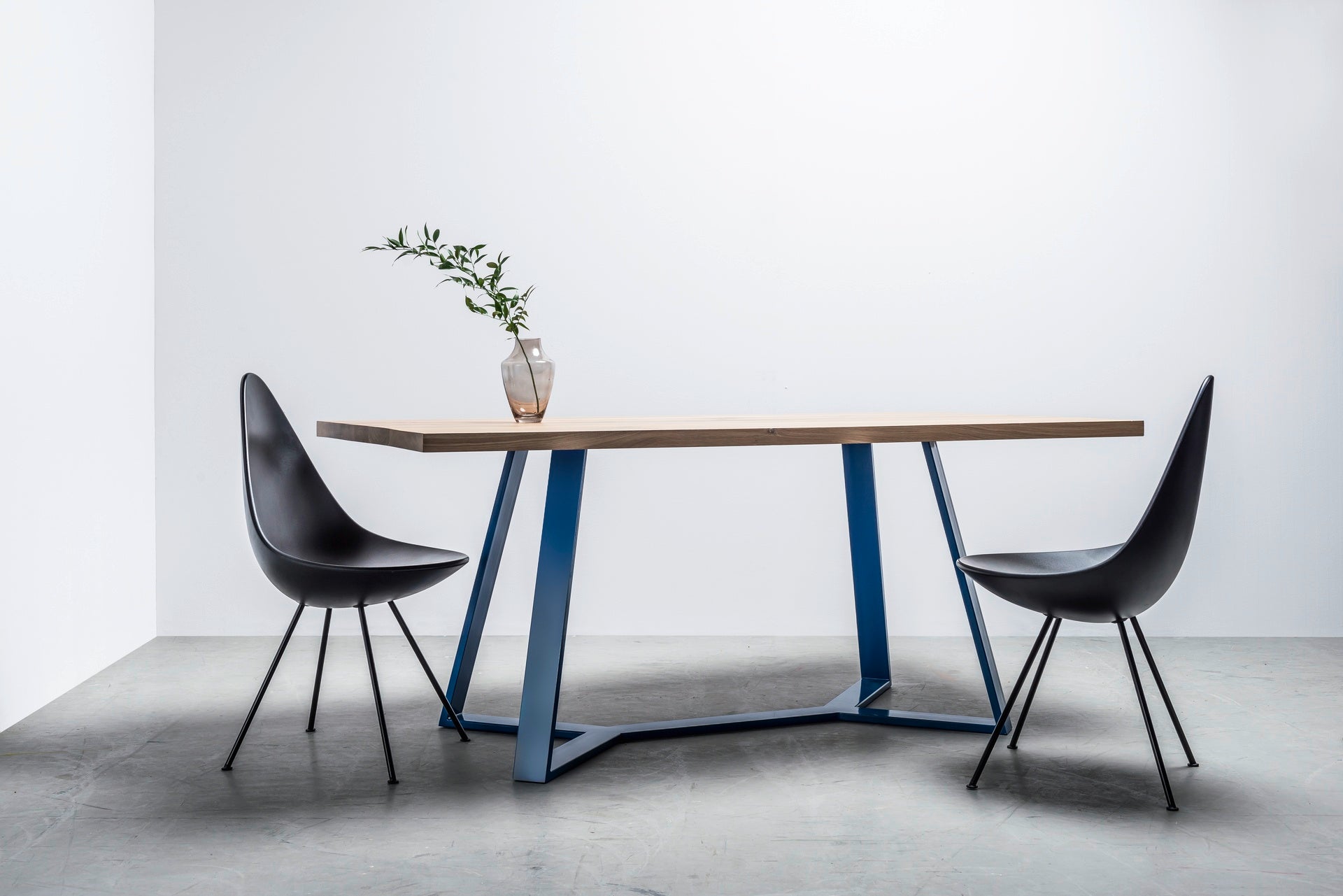 Eiken Y-tafel met een blauwe stalen basis