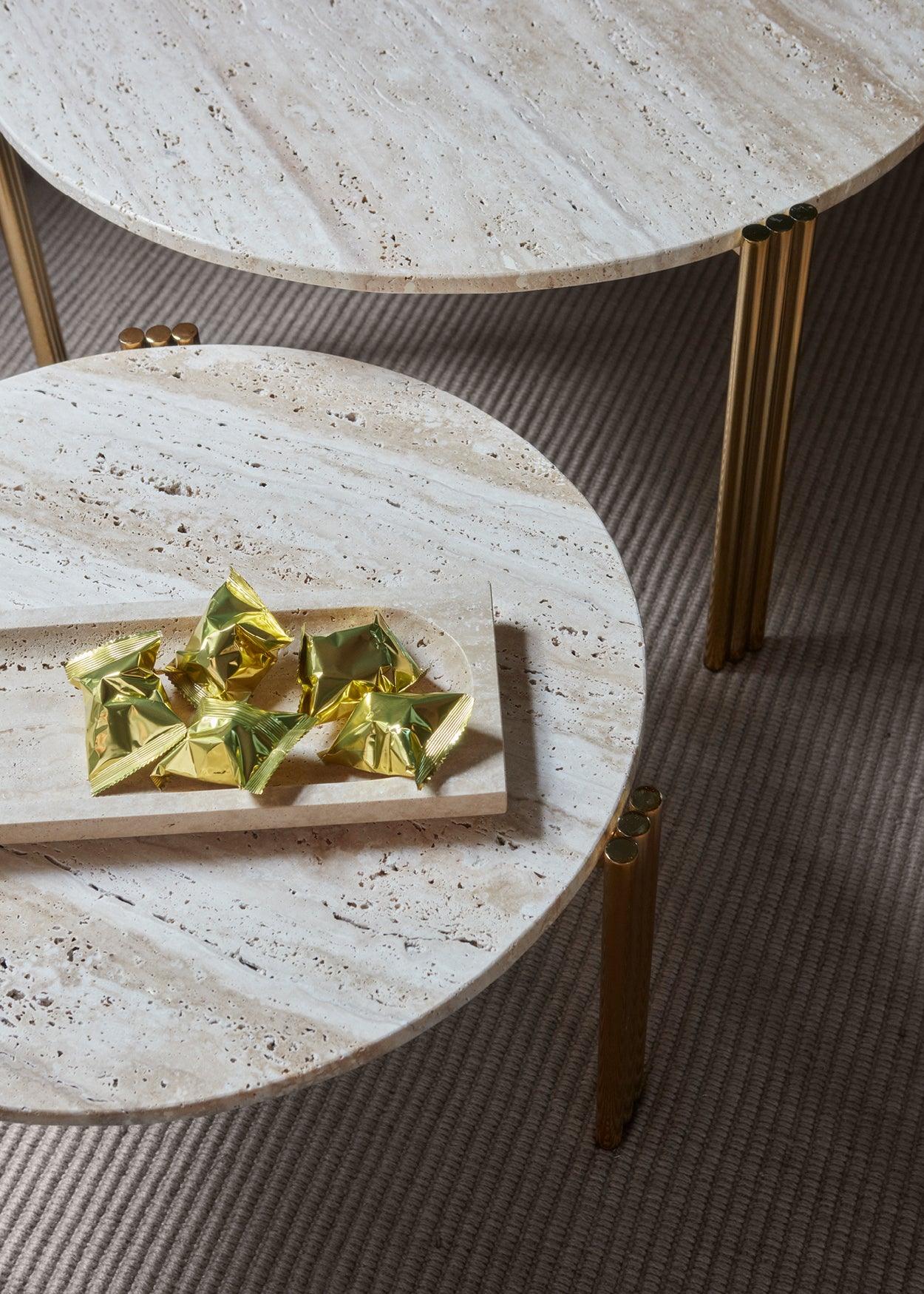 Stolik boczny TRIBUS jasny blat ze złotą podstawą AYTM    Eye on Design