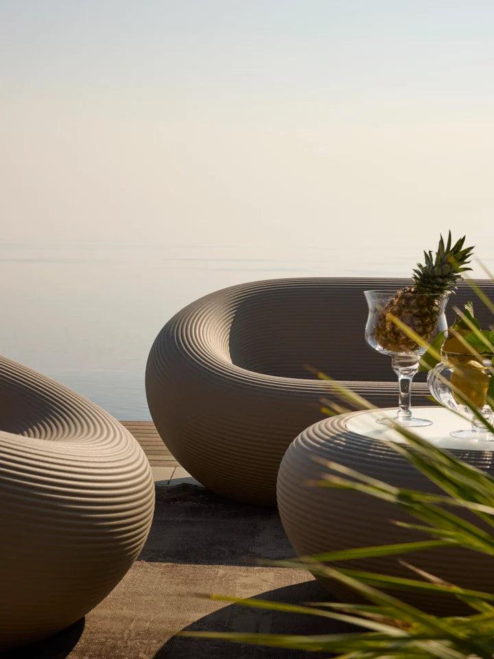 Stolik kawowy zewnętrzny NAMI szary Qeeboo    Eye on Design