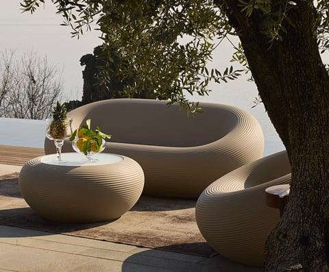 Stolik kawowy zewnętrzny NAMI szary Qeeboo    Eye on Design