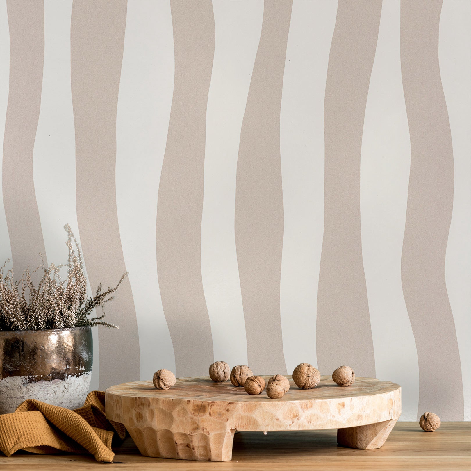 Strukturierte Tapete mit abstraktem Muster in wellenförmigen Streifen SUNDAE - BEIGE POUDRE pudriges Beige
