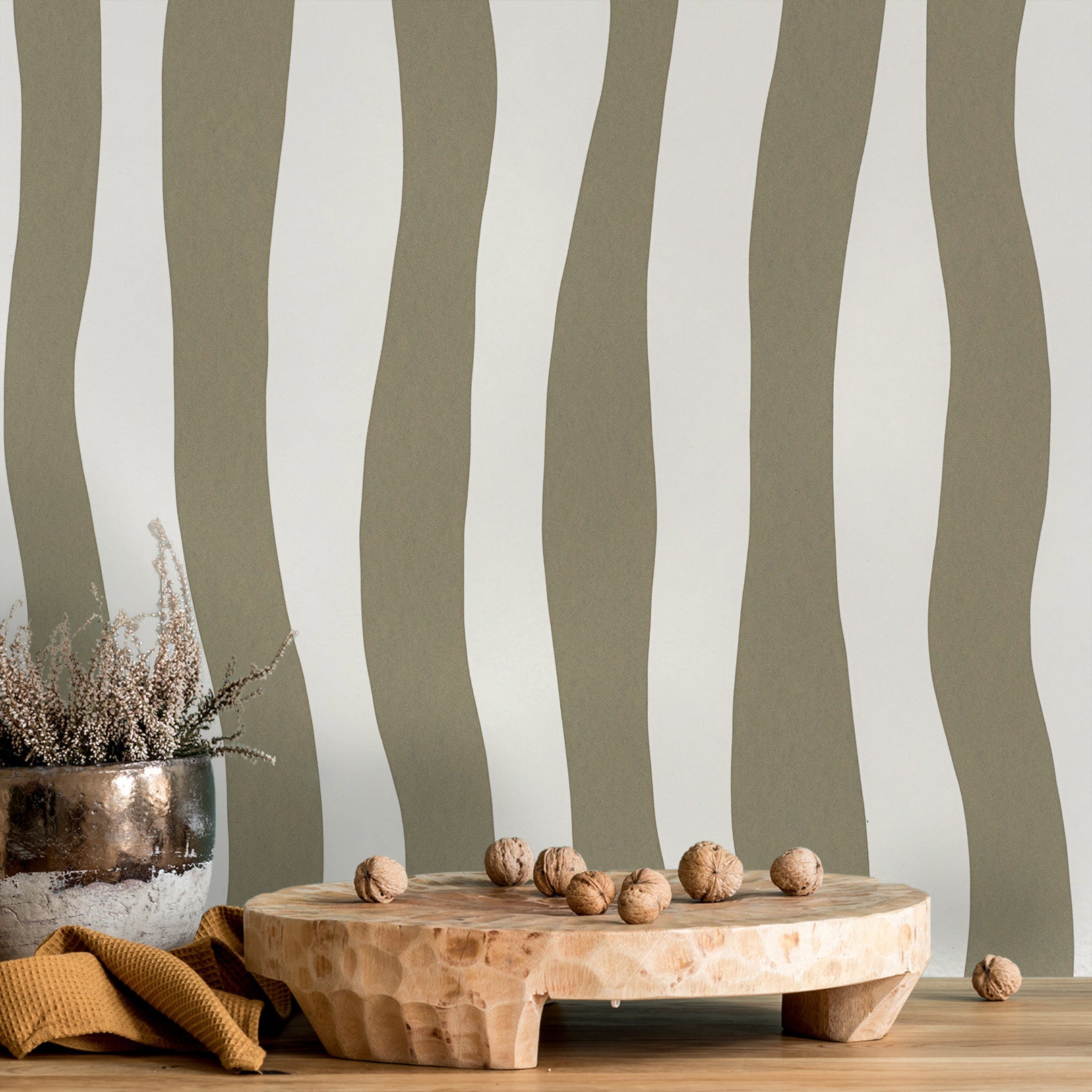 Structuurtapijt met abstract patroon in golvende strepen SUNDAE - ARGILE klei groen