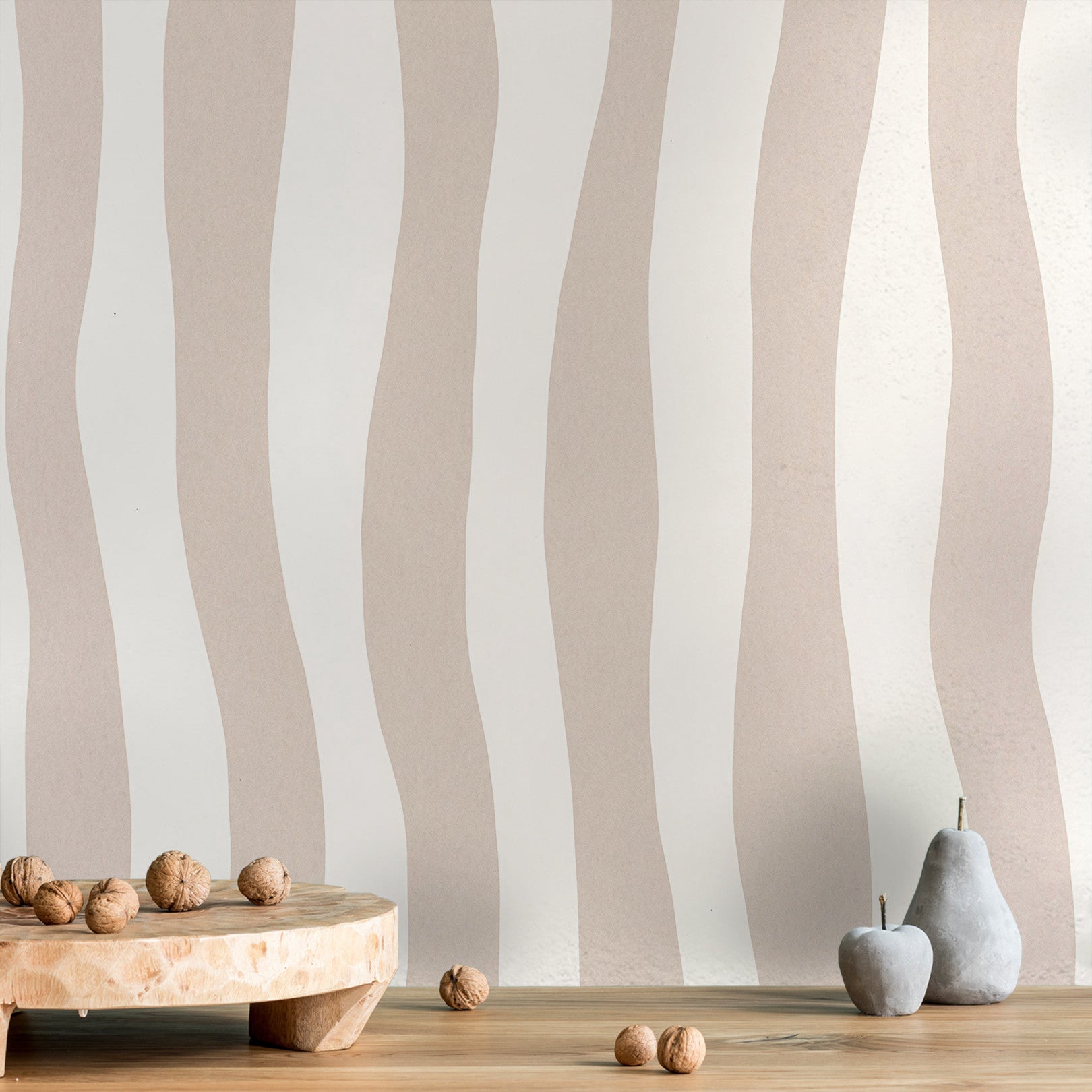 Strukturierte Tapete mit abstraktem Muster in wellenförmigen Streifen SUNDAE - BEIGE POUDRE pudriges Beige