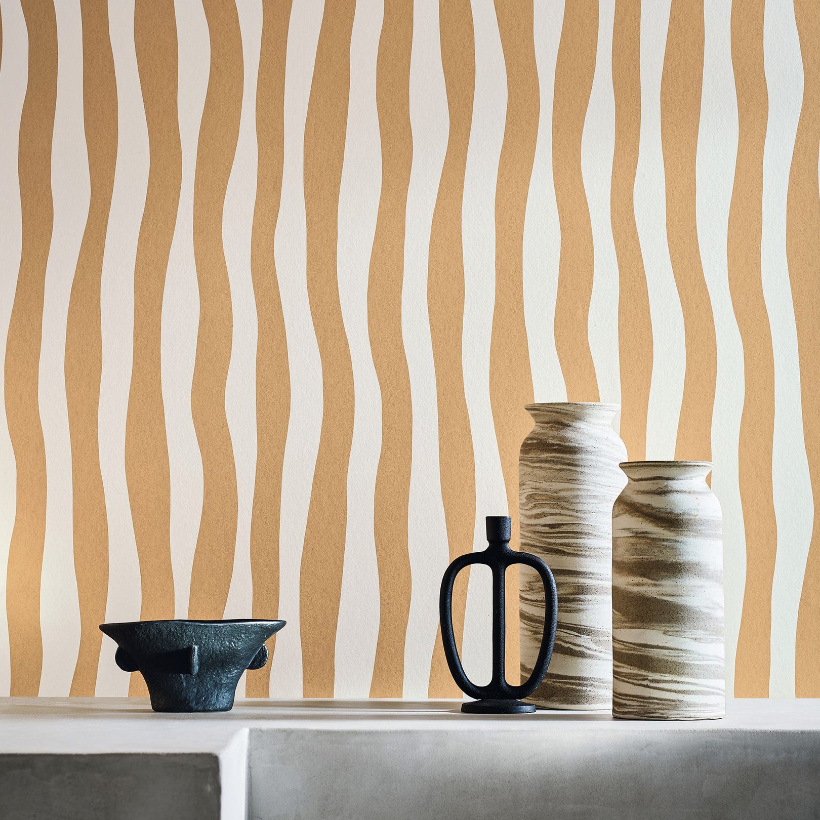 Structural wallpaper with an abstract wavy stripe pattern SUNDAE - HONEY miel