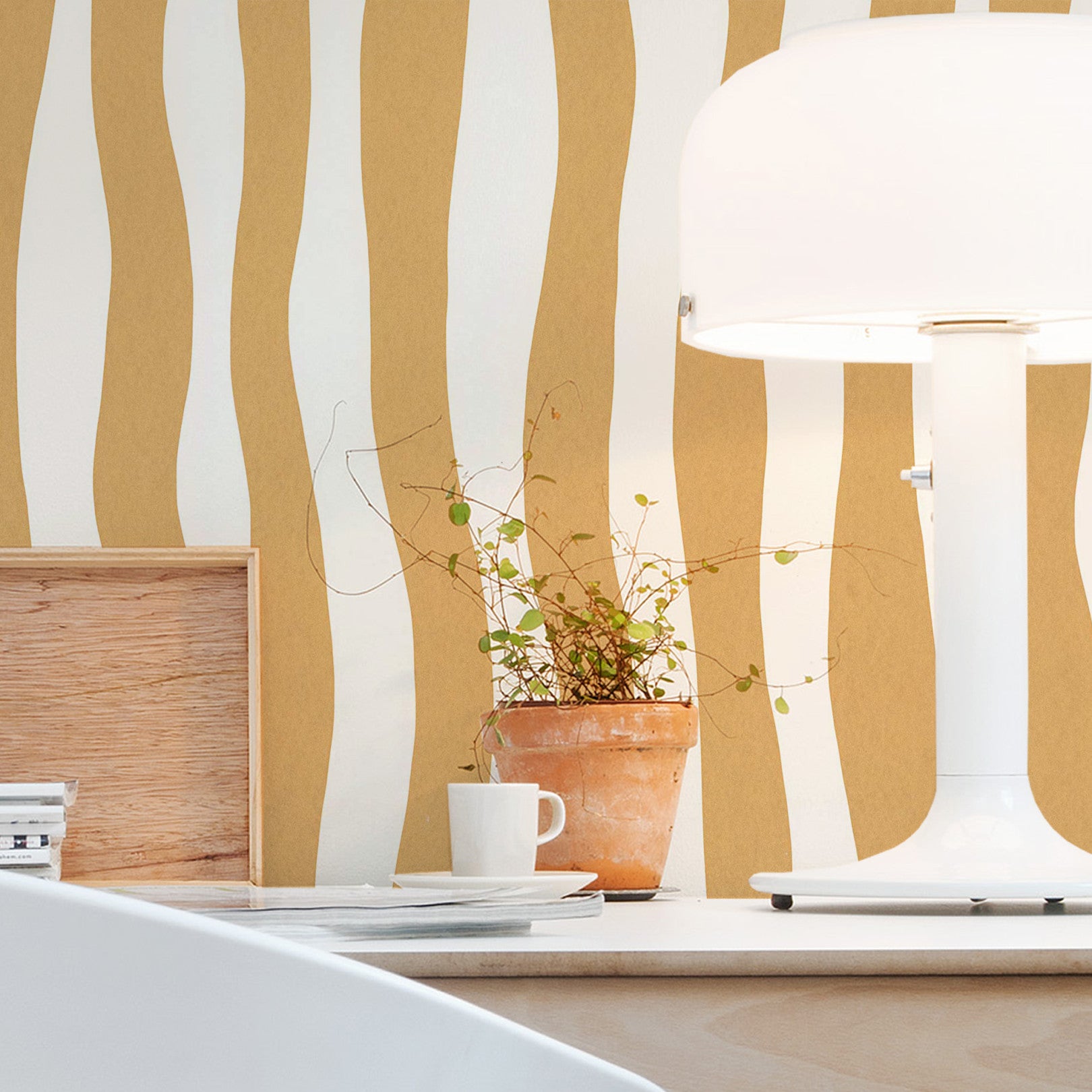 Structural wallpaper with an abstract wavy stripe pattern SUNDAE - HONEY miel