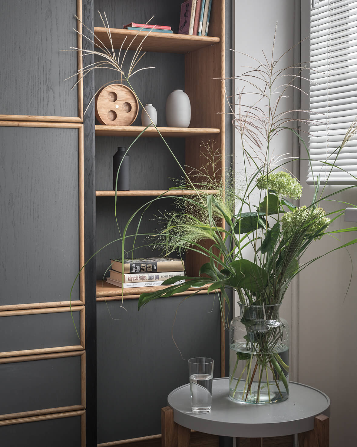 Stolik BONTRI szary blat z drewnianą podstawą