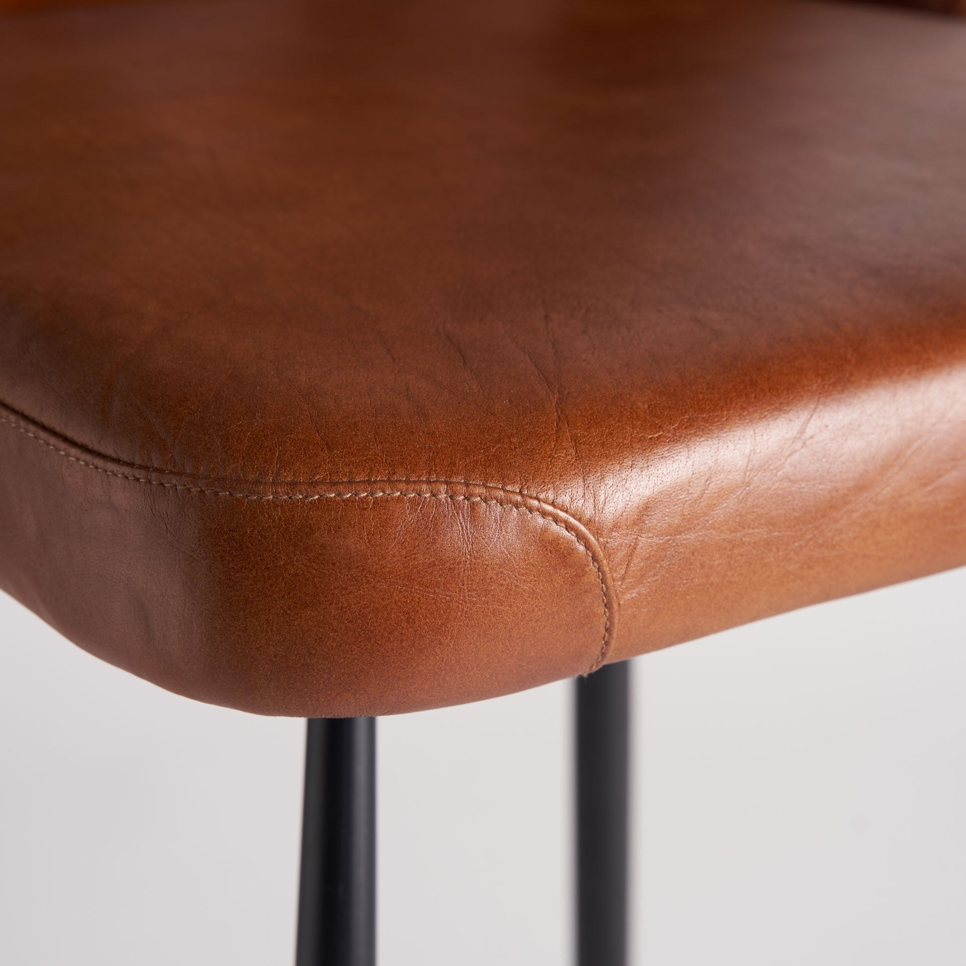Barkruk DEXTER bruin leer met zwarte basis