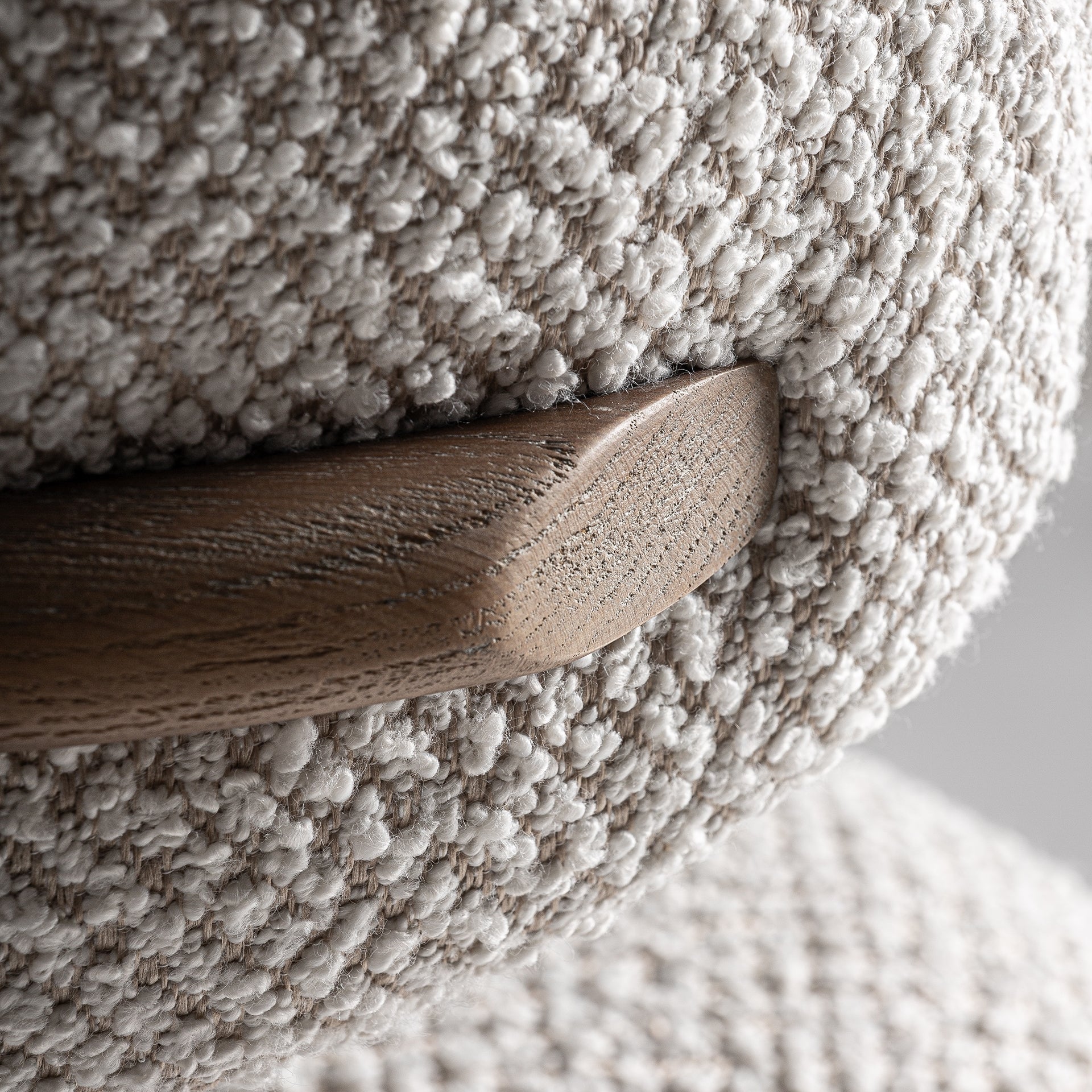 Hocker ERLEC lichtbeige met een donkere essen basis
