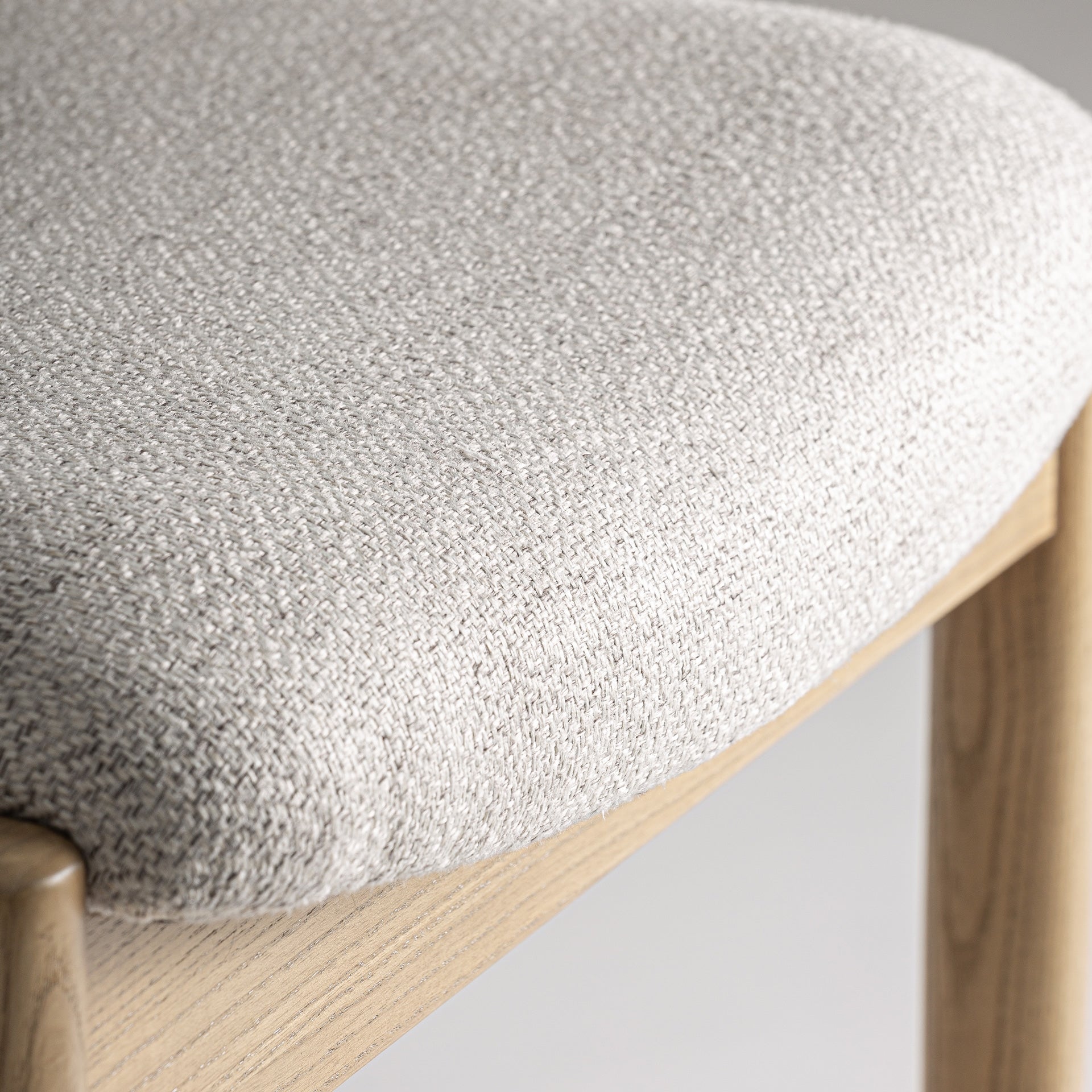Barkruk NAMUR beige met essenhouten basis