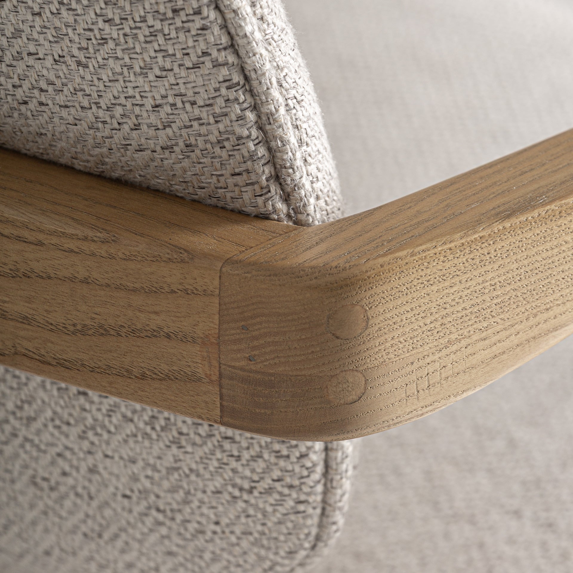 Barkruk NAMUR beige met essenhouten basis