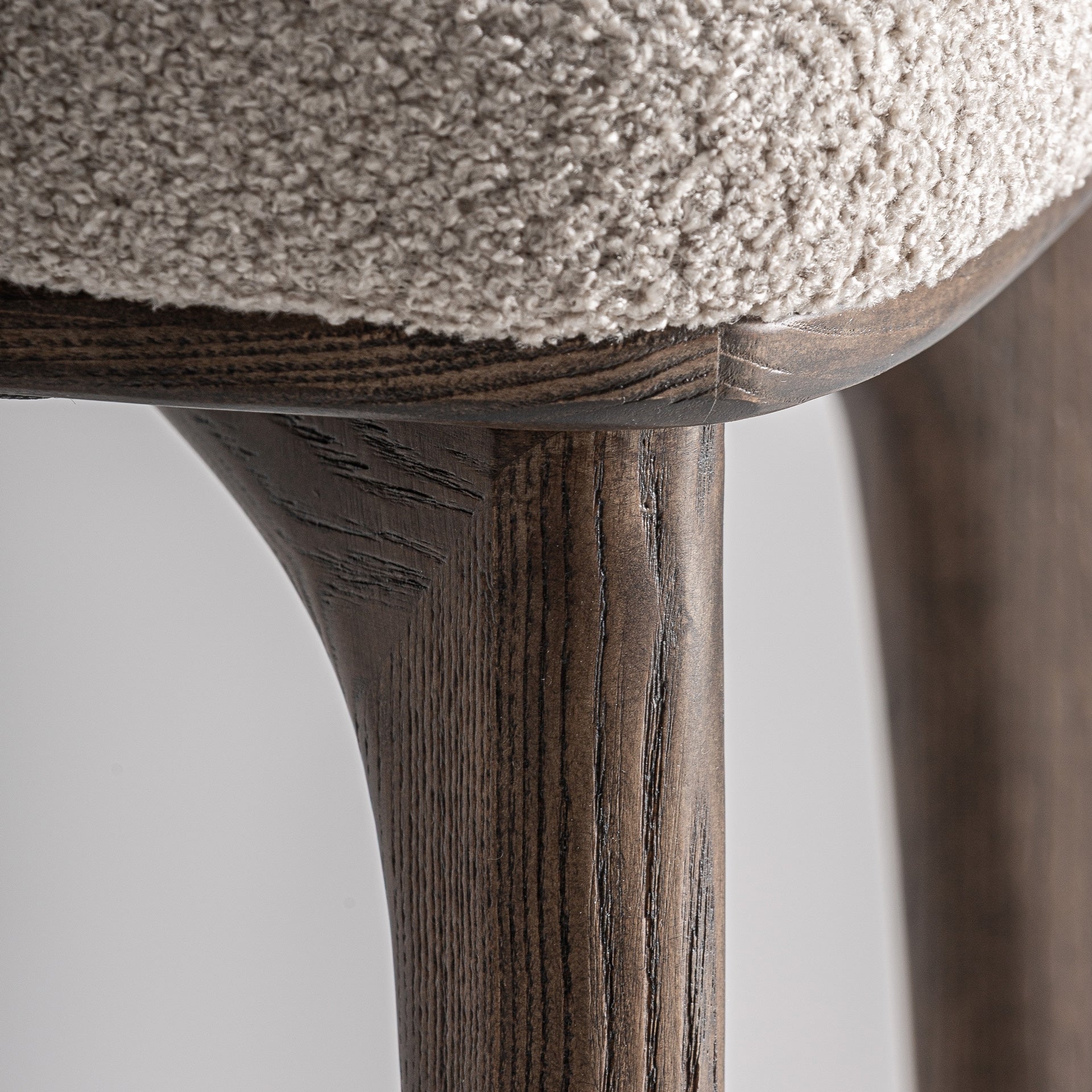 Hocker ZEMST beige met essenhouten basis